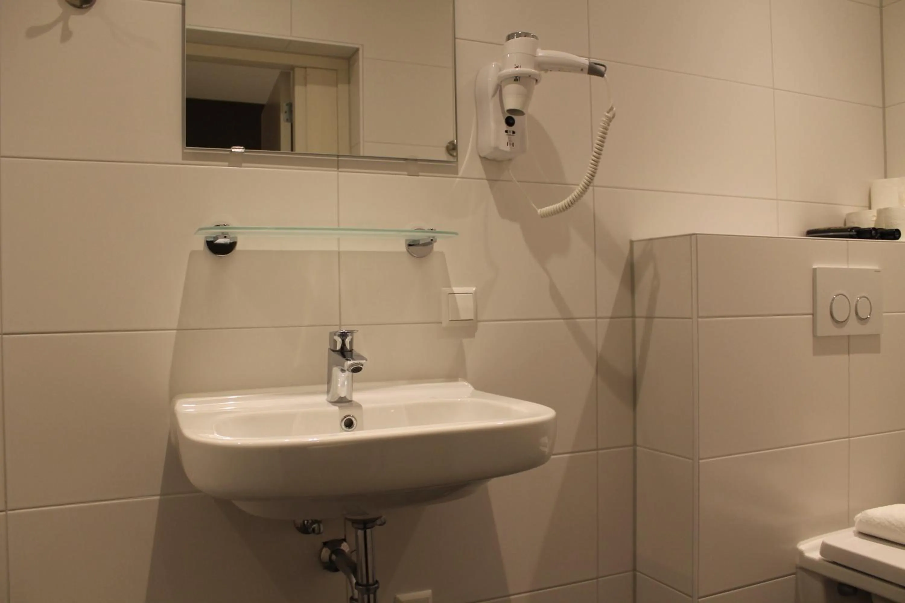 Shower in Aston City Hotel