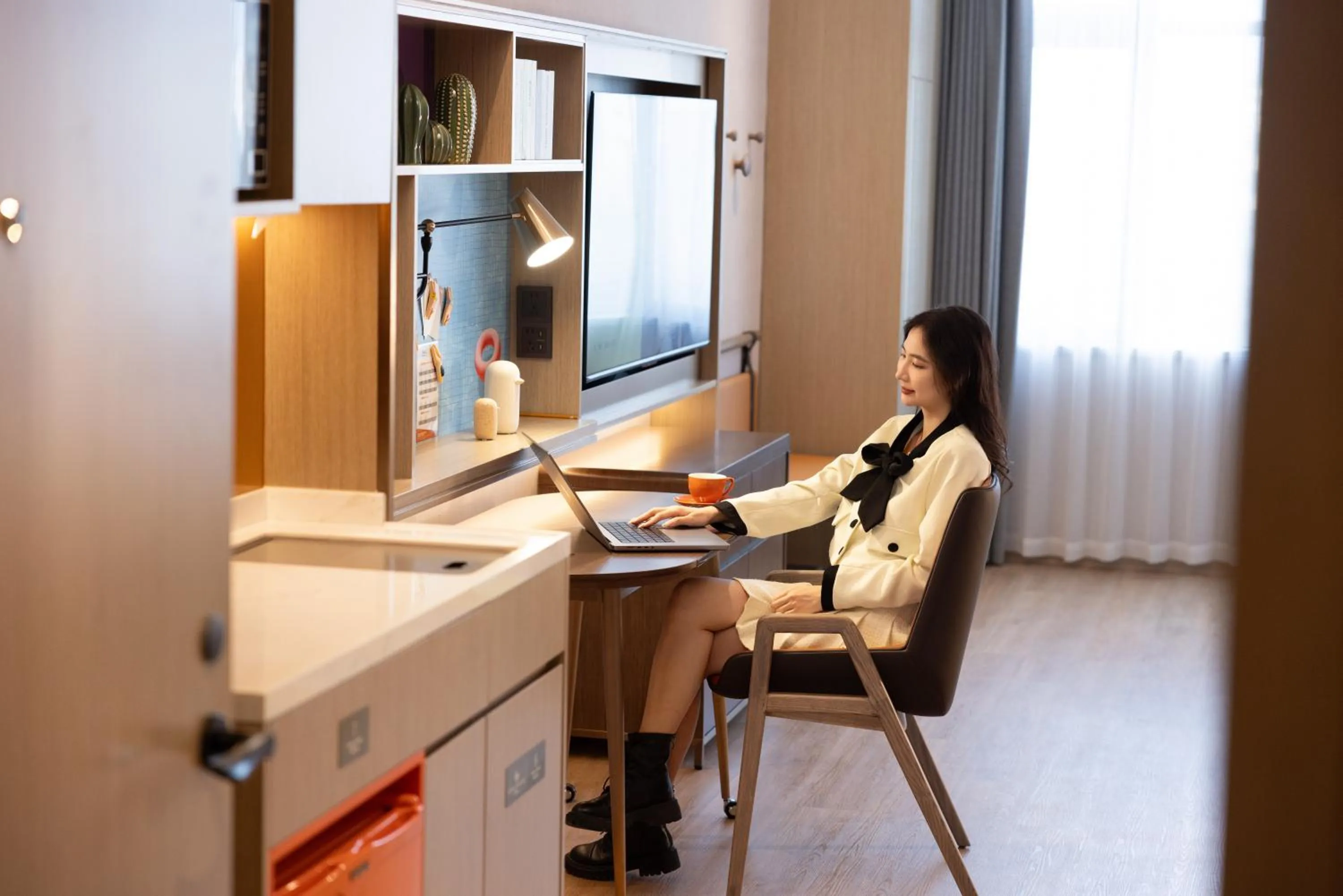 People in Home2 Suites By Hilton Hotel Guangzhou Baiyun International Airport Branch - Free Shuttle Bus to Guangzhou Baiyun International Airport & Free Deliver Service to Canton Fair Complex During Canton Fair Period