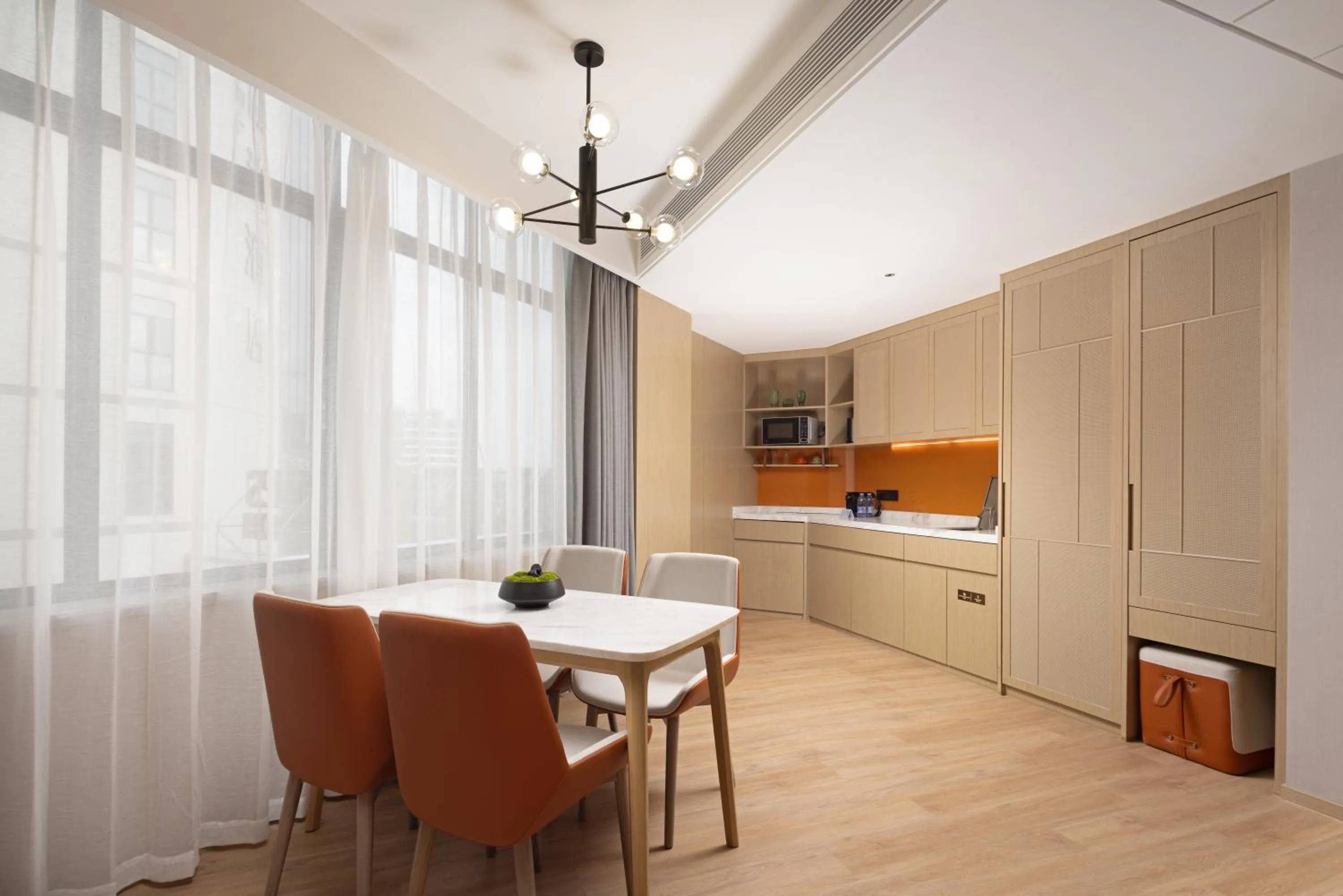 Dining area in Home2 Suites By Hilton Hotel Guangzhou Baiyun International Airport Branch - Free Shuttle Bus to Guangzhou Baiyun International Airport & Free Deliver Service to Canton Fair Complex During Canton Fair Period