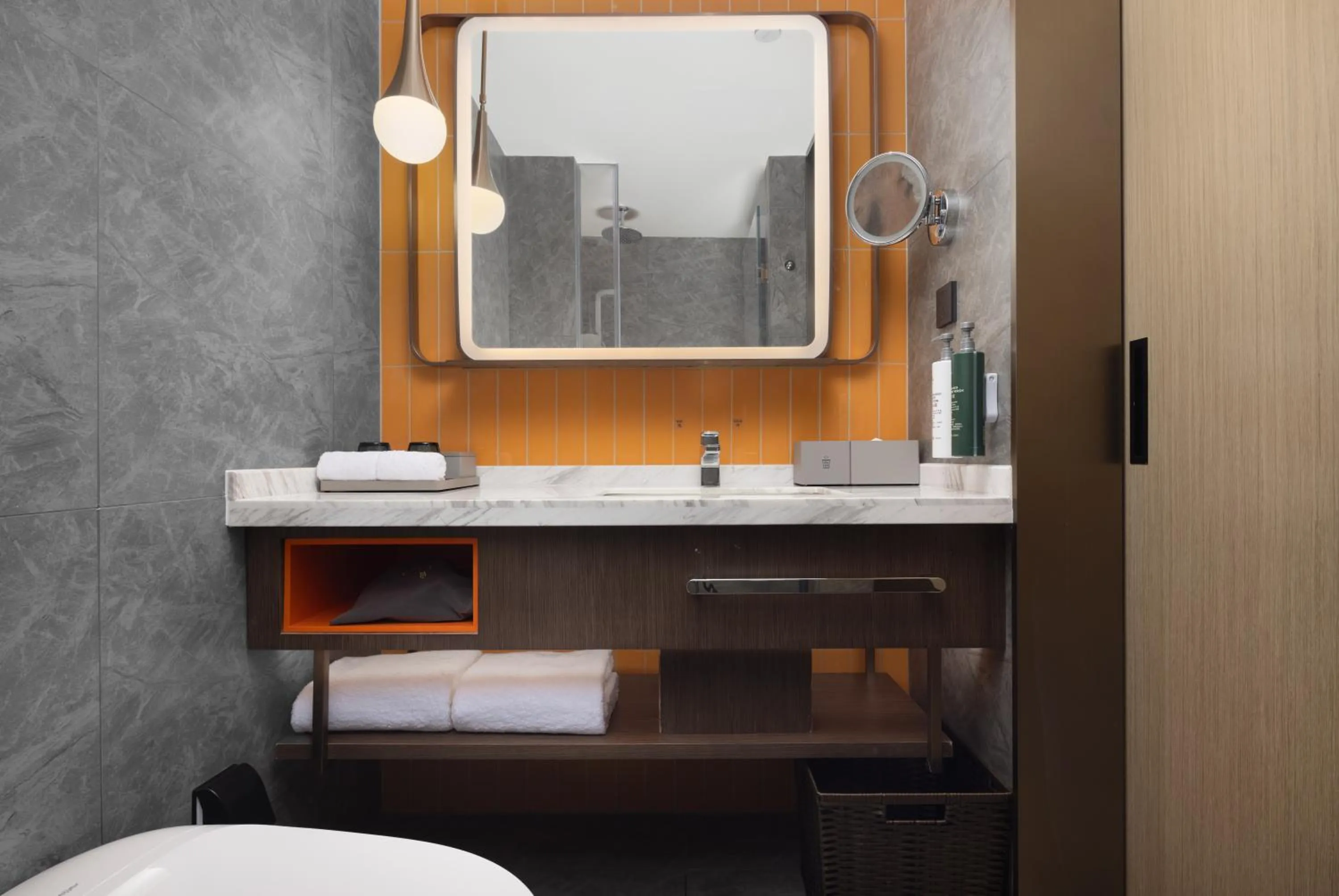 Shower in Home2 Suites By Hilton Hotel Guangzhou Baiyun International Airport Branch - Free Shuttle Bus to Guangzhou Baiyun International Airport & Free Deliver Service to Canton Fair Complex During Canton Fair Period