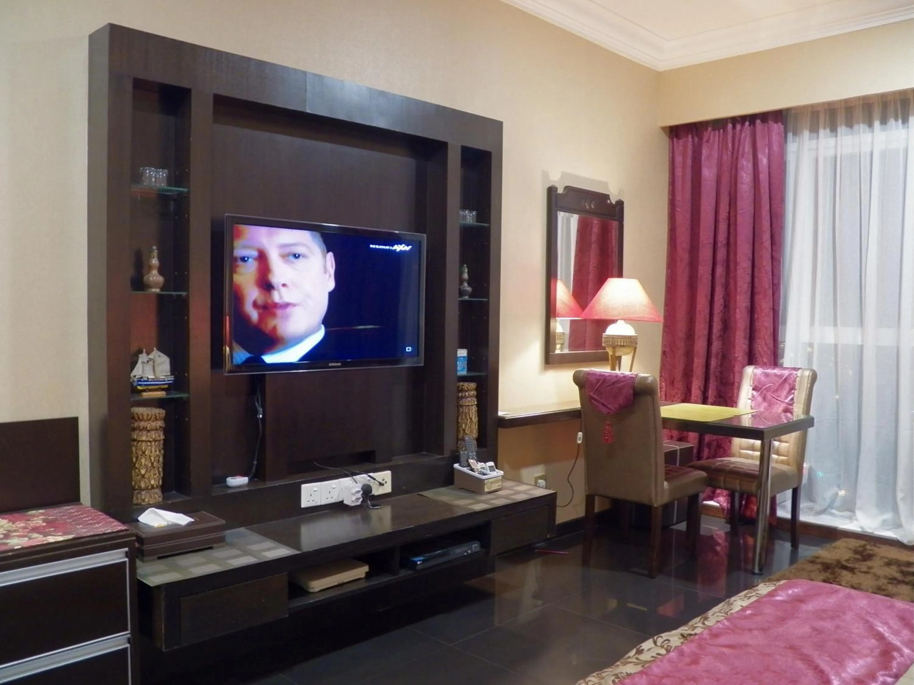 TV and multimedia, Bed in Maytower Apartment