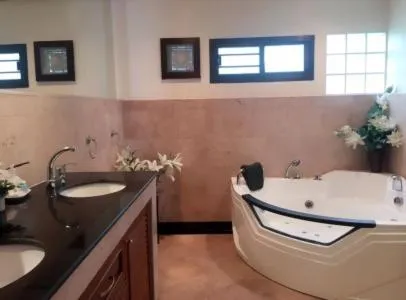 VIP Chain Resort Pool Villa