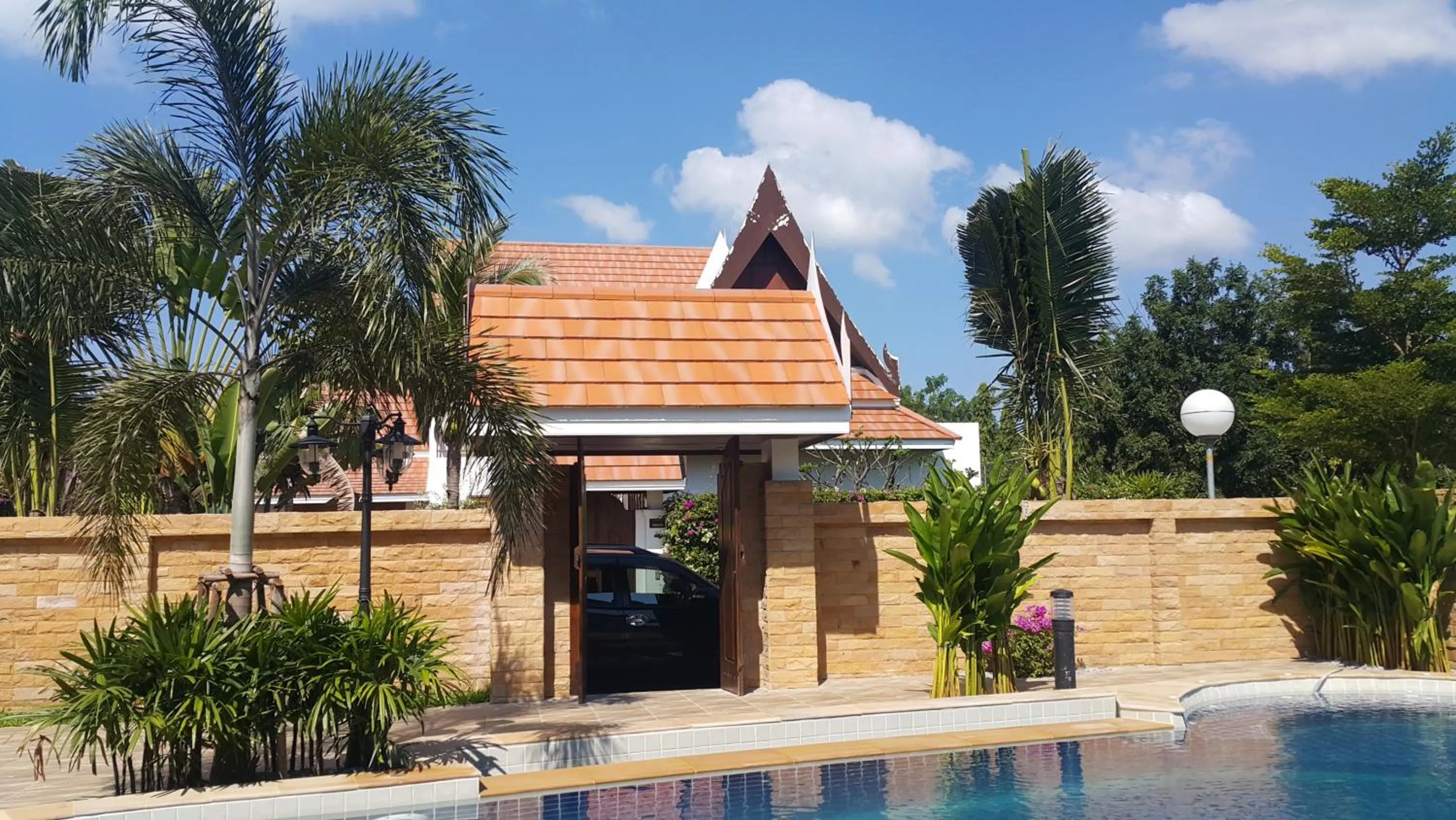 VIP Chain Resort Pool Villa