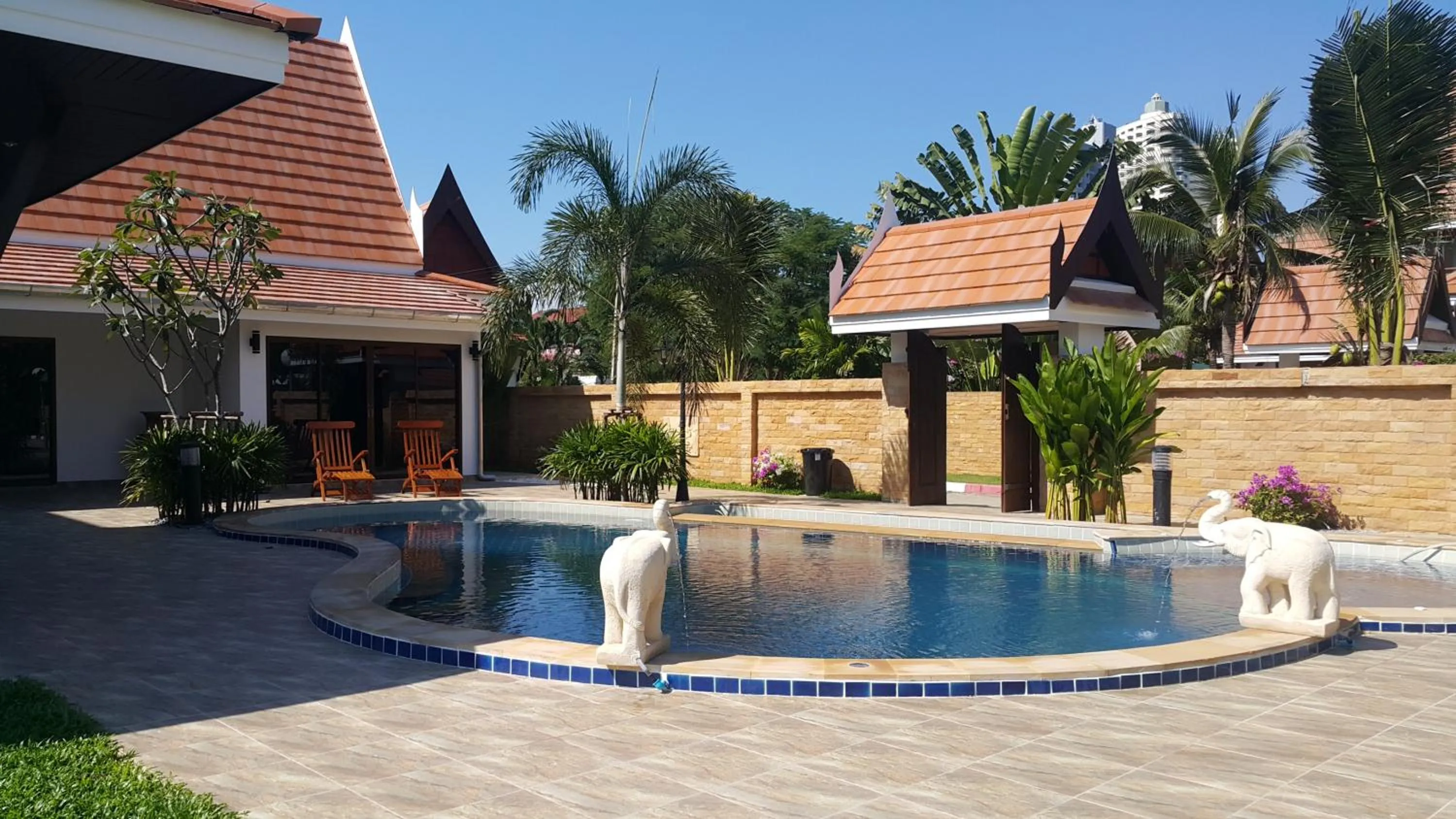 VIP Chain Resort Pool Villa