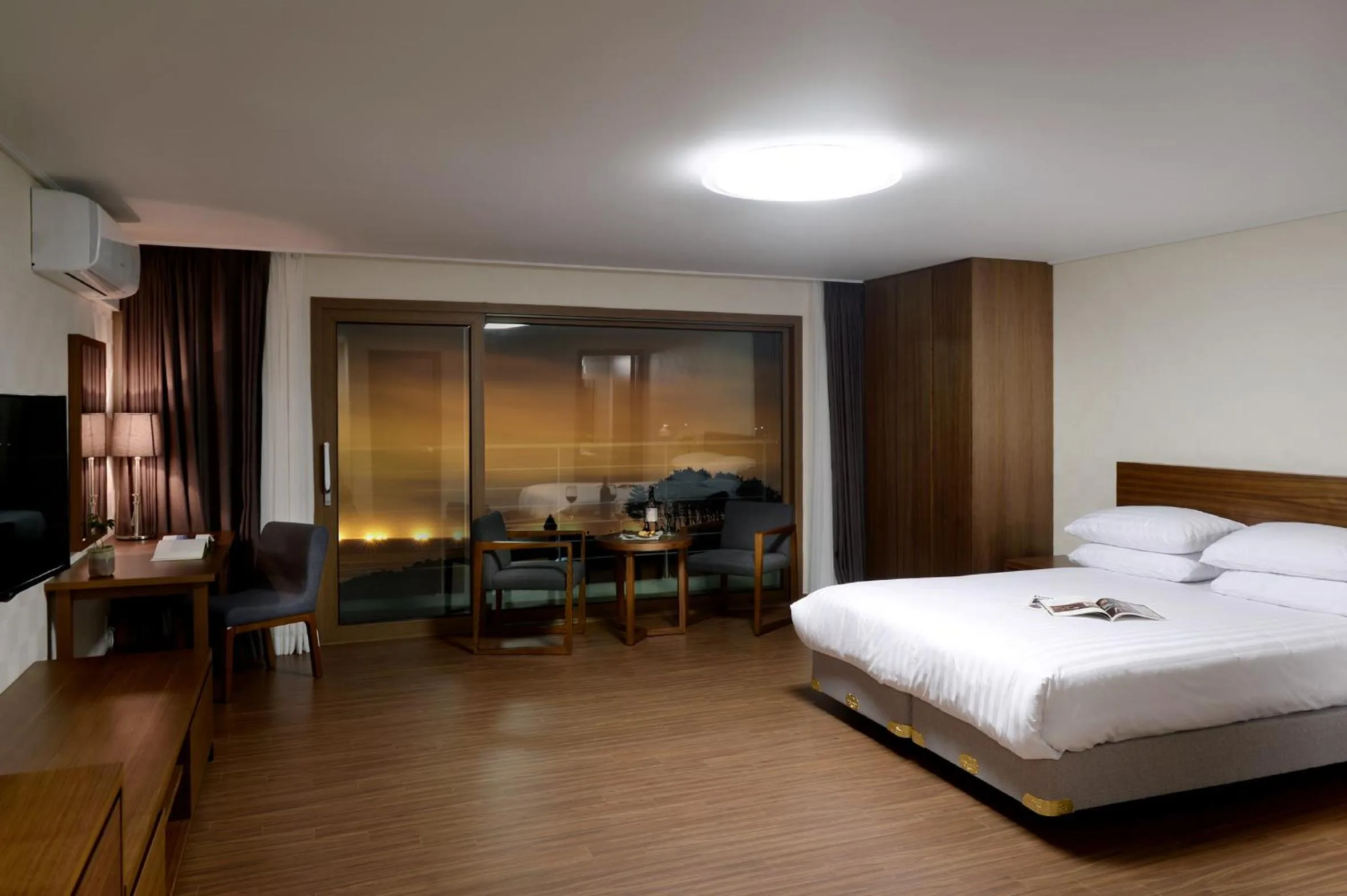 Balcony/Terrace, Bed in Jeju Aerospace Hotel