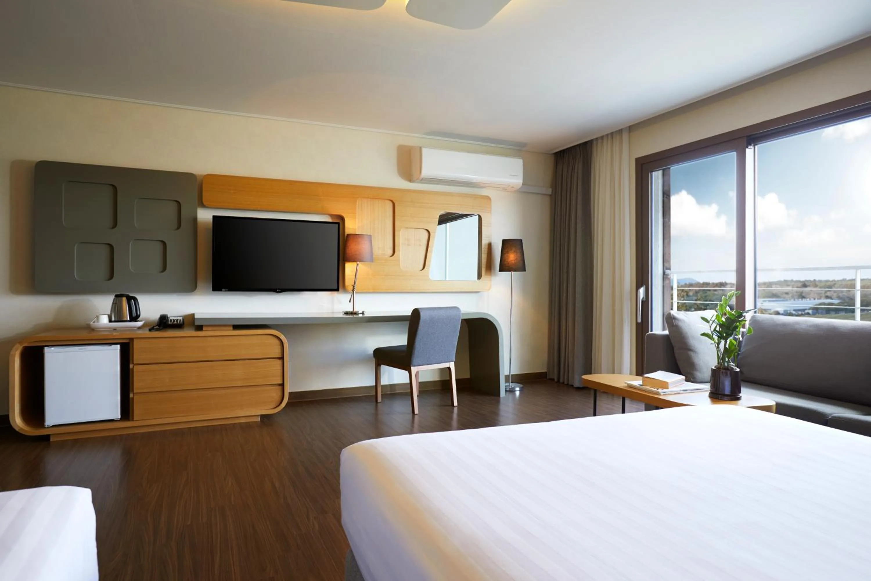 View (from property/room), Bed in Jeju Aerospace Hotel