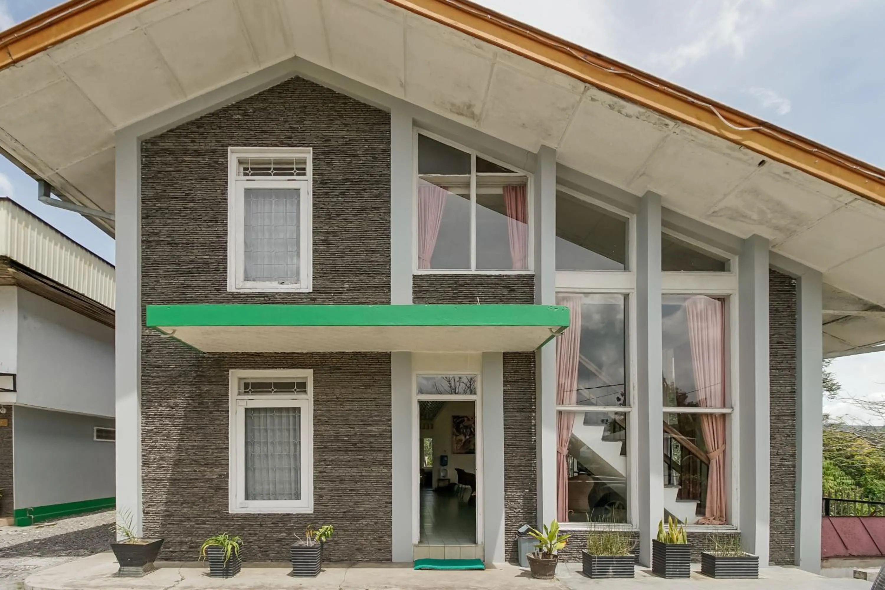 Property building in RedDoorz near Jam Gadang Syariah Bukit Tinggi