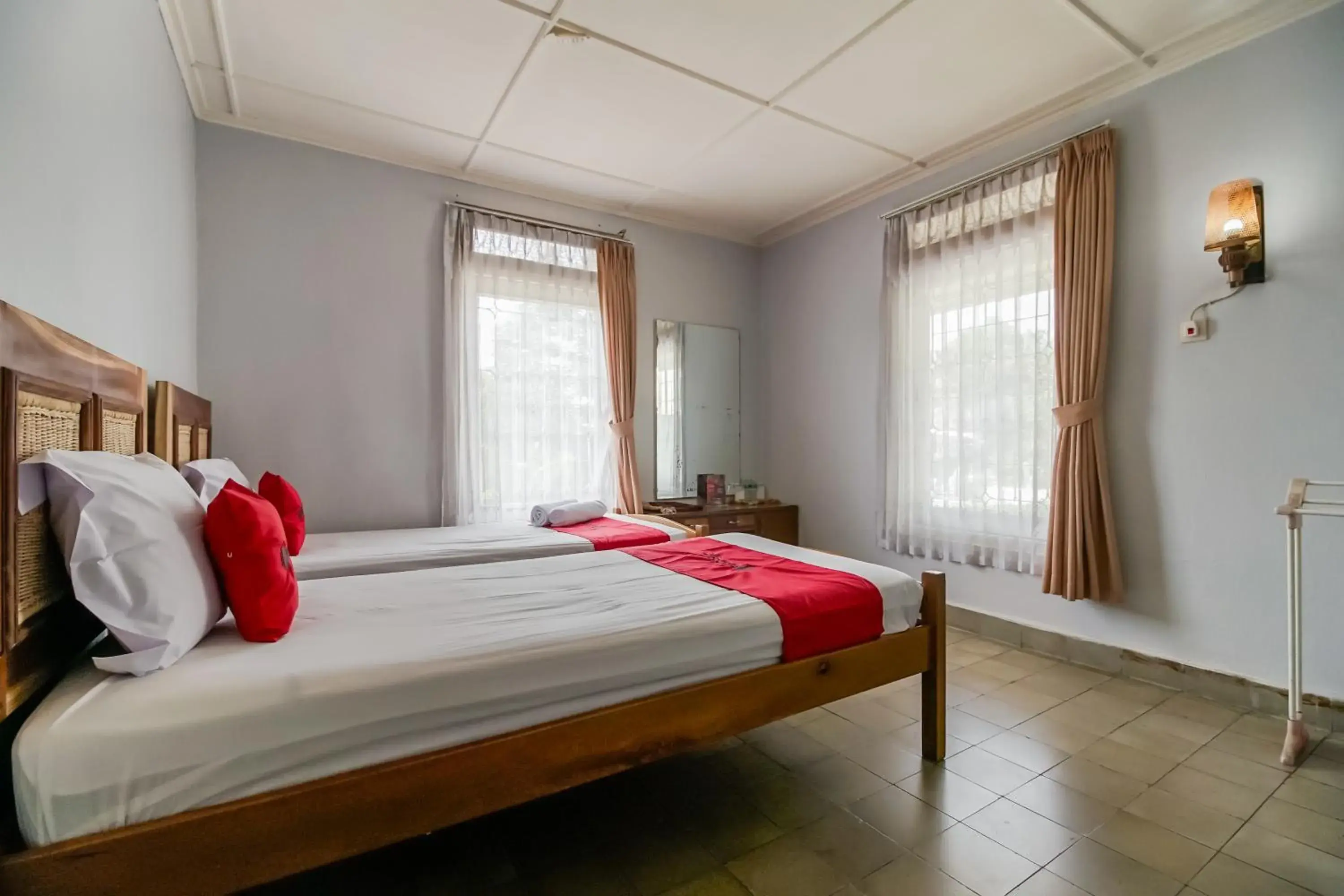 Standard Twin Room in RedDoorz near Jam Gadang Syariah Bukit Tinggi Standard Twin Room in RedDoorz near Jam Gadang Syariah Bukit Tinggi