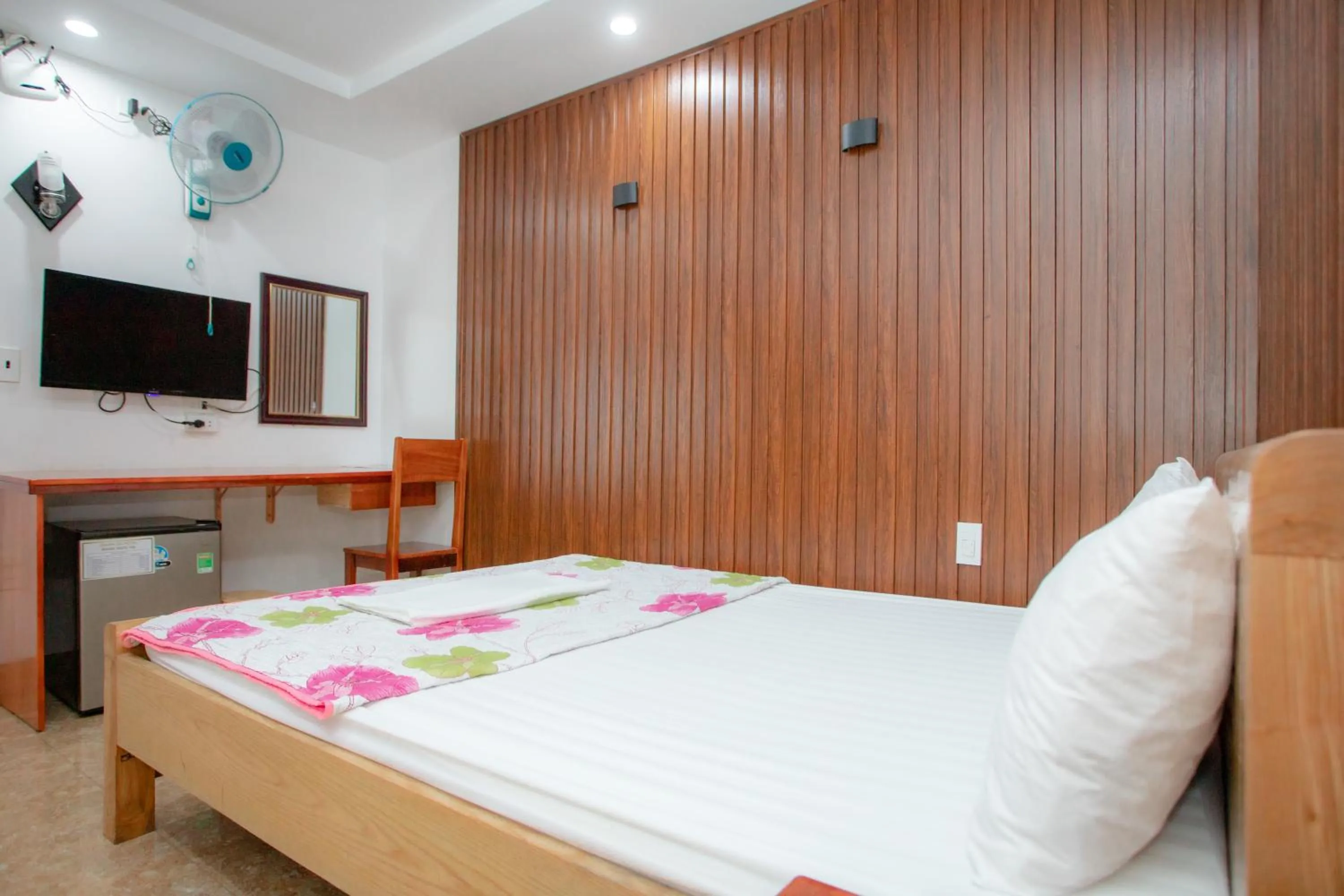 Bedroom, Bed in KHÁNH GIA HOTEL