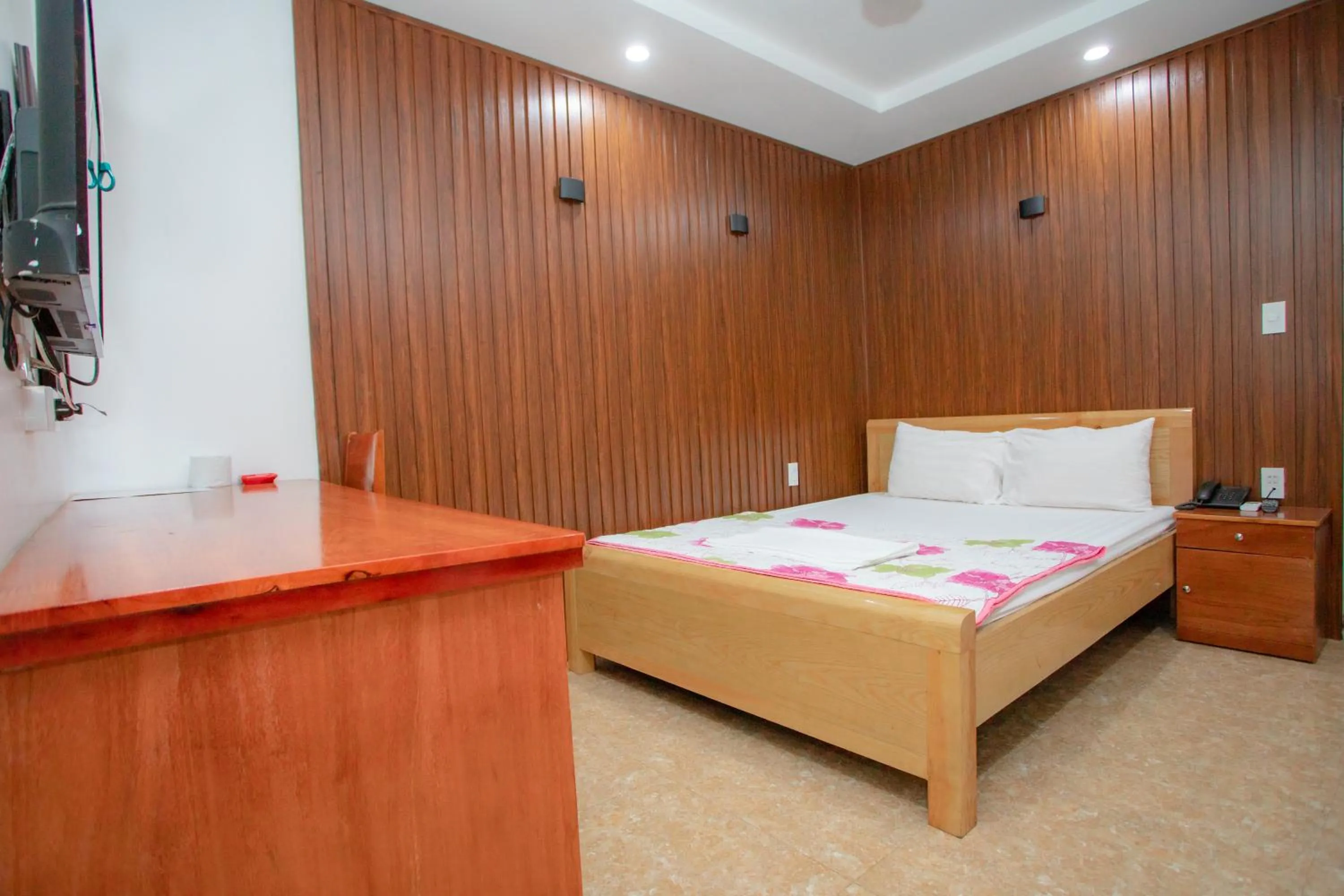 Bed in KHÁNH GIA HOTEL