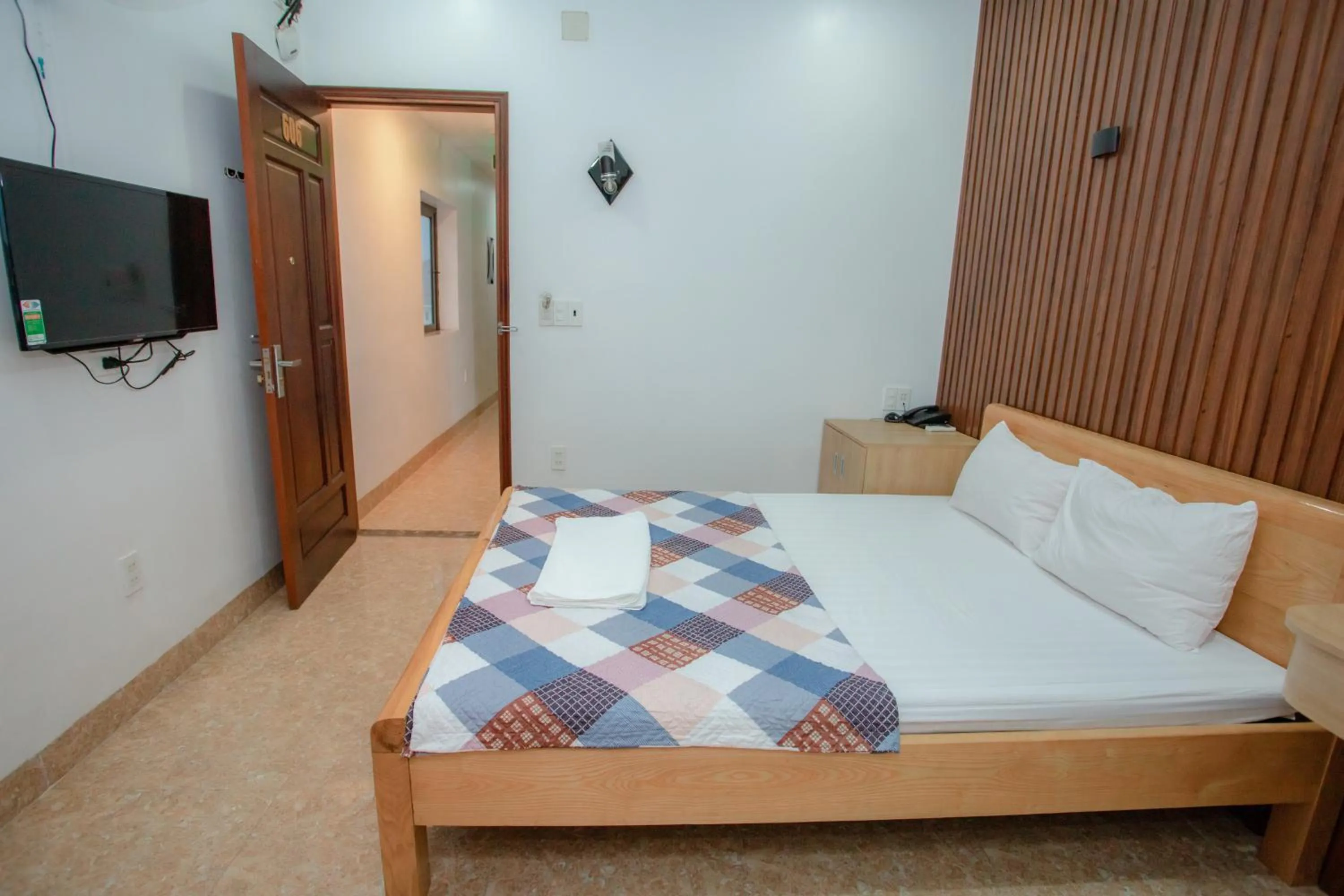 Bedroom, Bed in KHÁNH GIA HOTEL