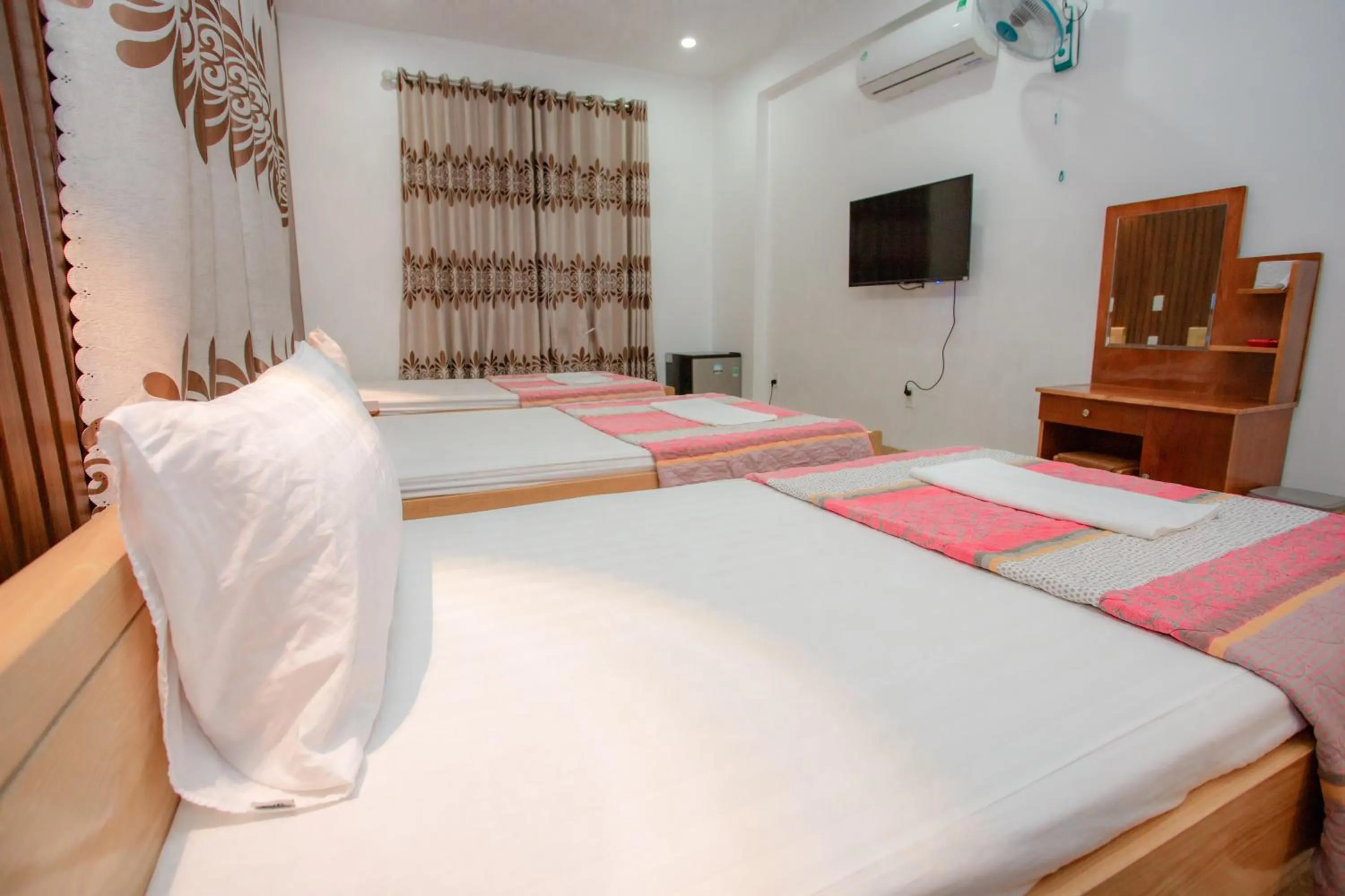 Bedroom, Bed in KHÁNH GIA HOTEL