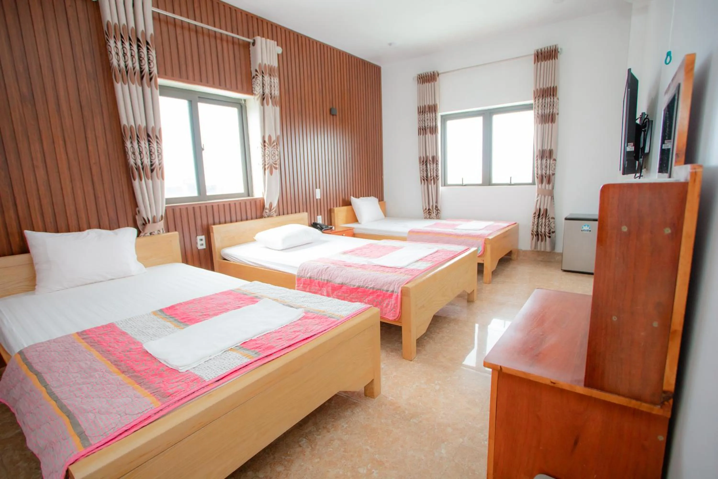 Bedroom, Bed in KHÁNH GIA HOTEL