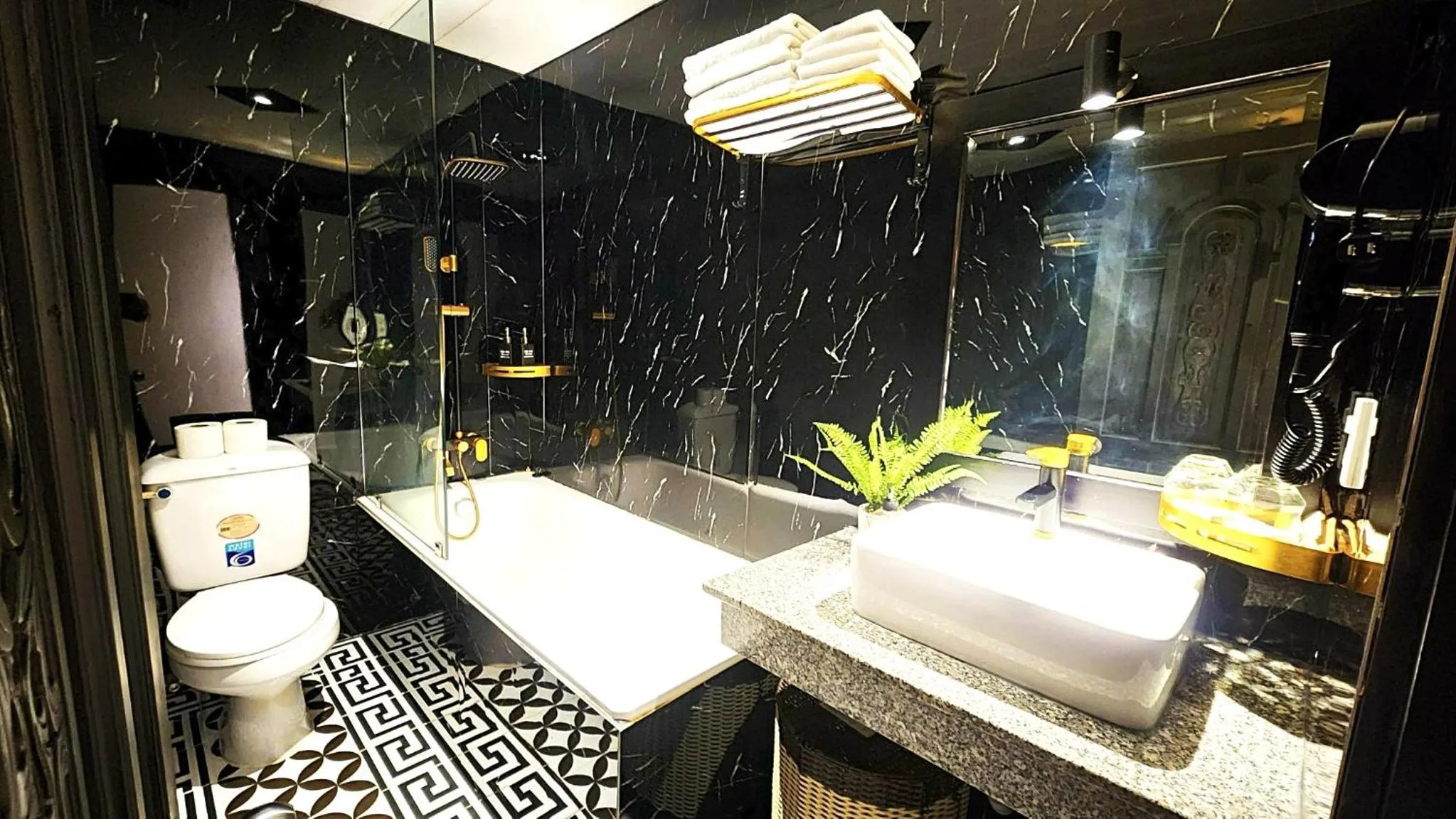 Shower in ROSA ZEN Hotel Spa