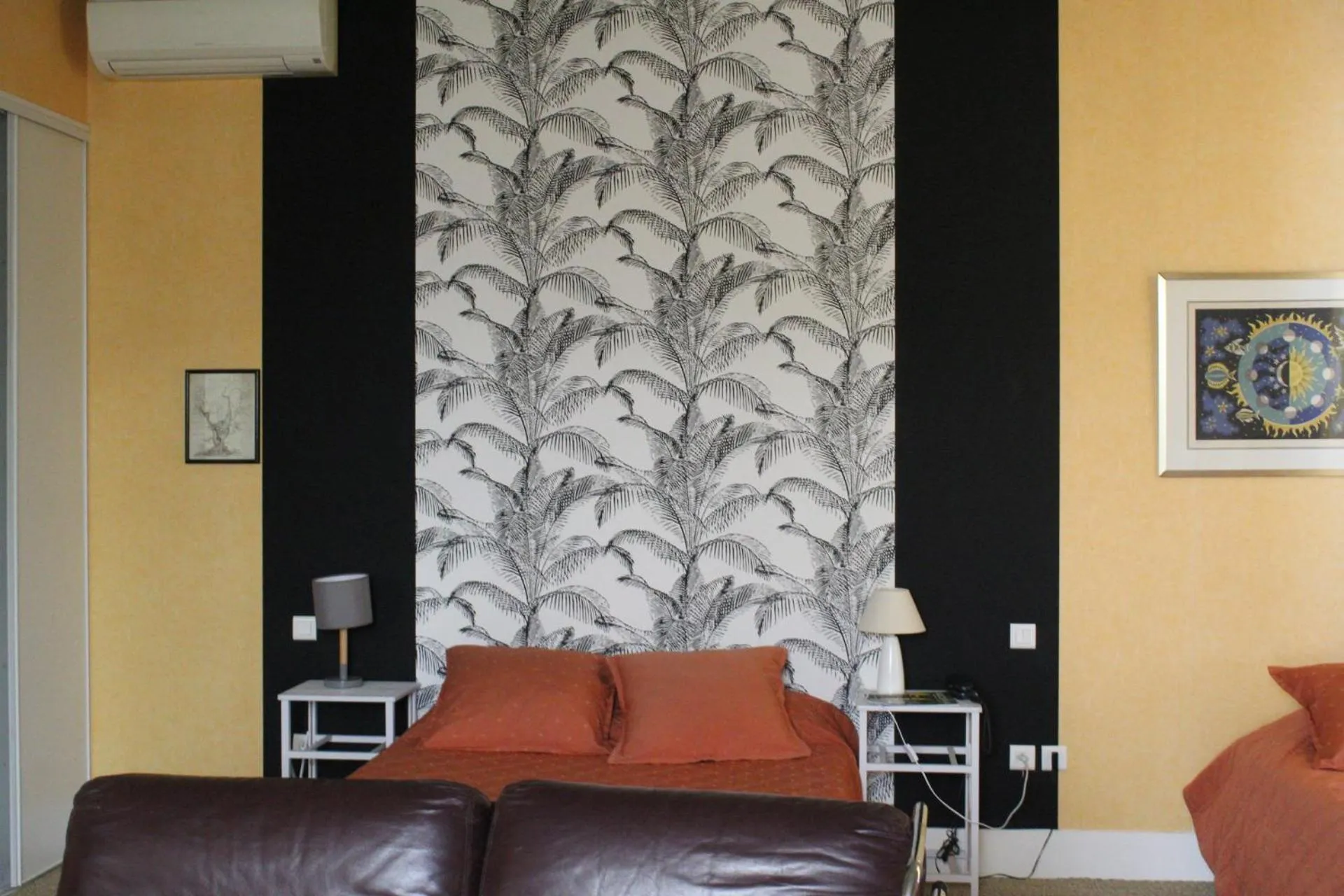 Property building, Seating Area in Hôtel de France