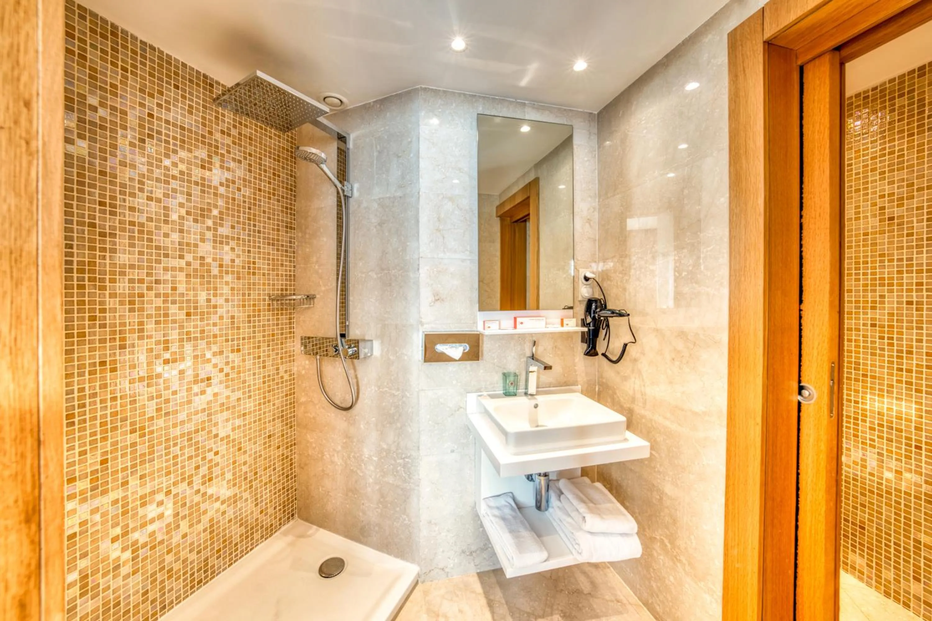 Shower in Azalaï Hôtel Dakar