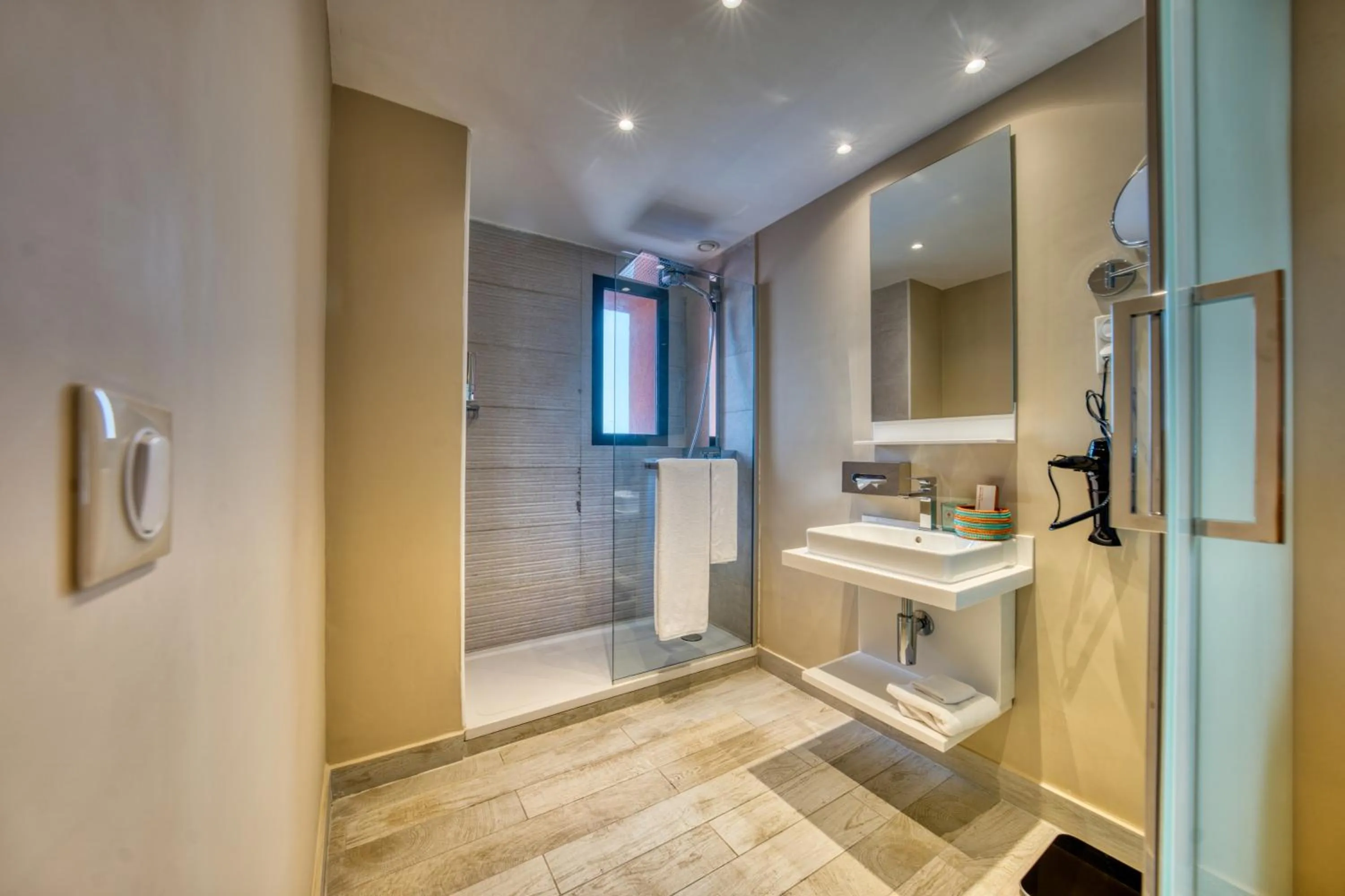 Shower in Azalaï Hôtel Dakar