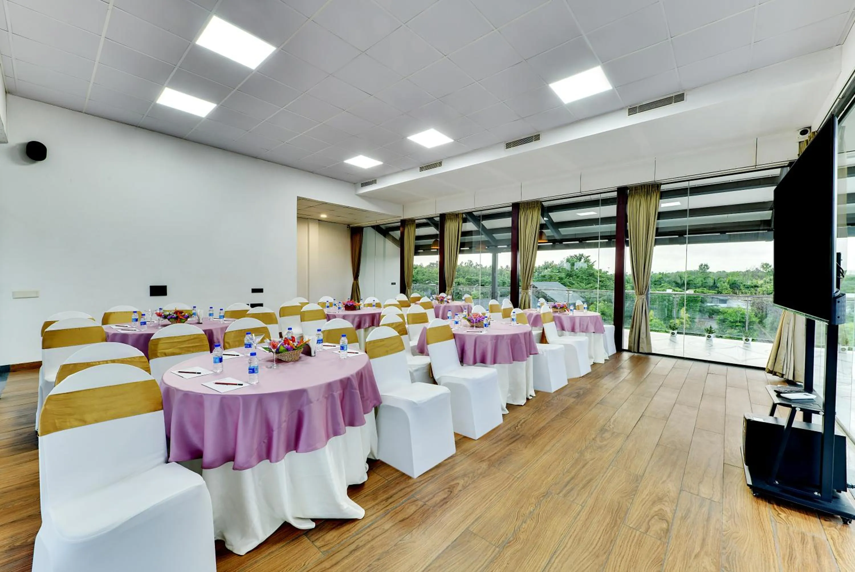 Communal lounge/ TV room in Sportico Resort Bangalore