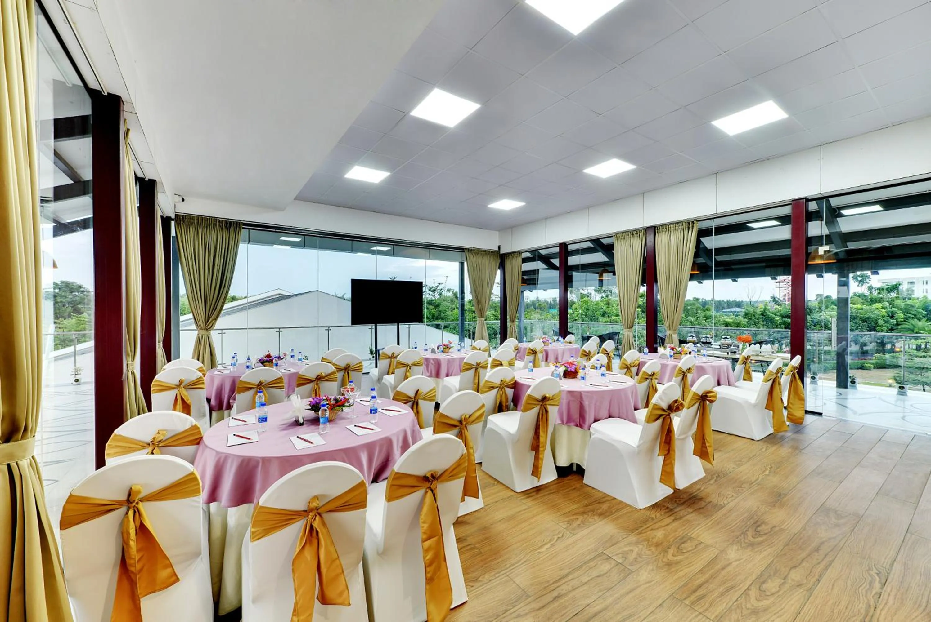 Communal lounge/ TV room in Sportico Resort Bangalore