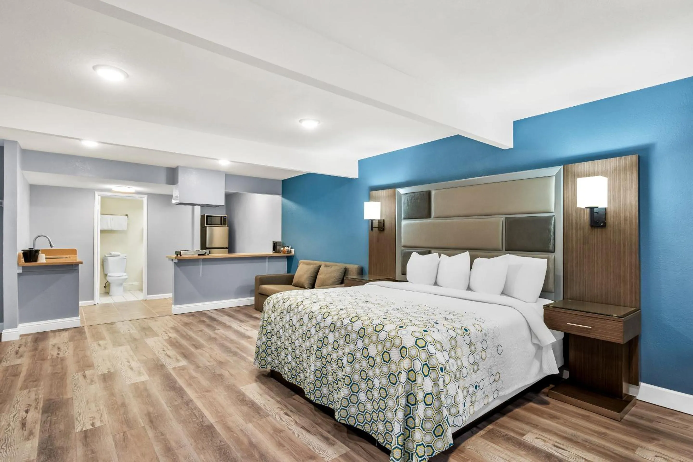 Photo of the whole room, Bed in HomeTowne Studios by Red Roof Yuba City Bonanza - Marysville