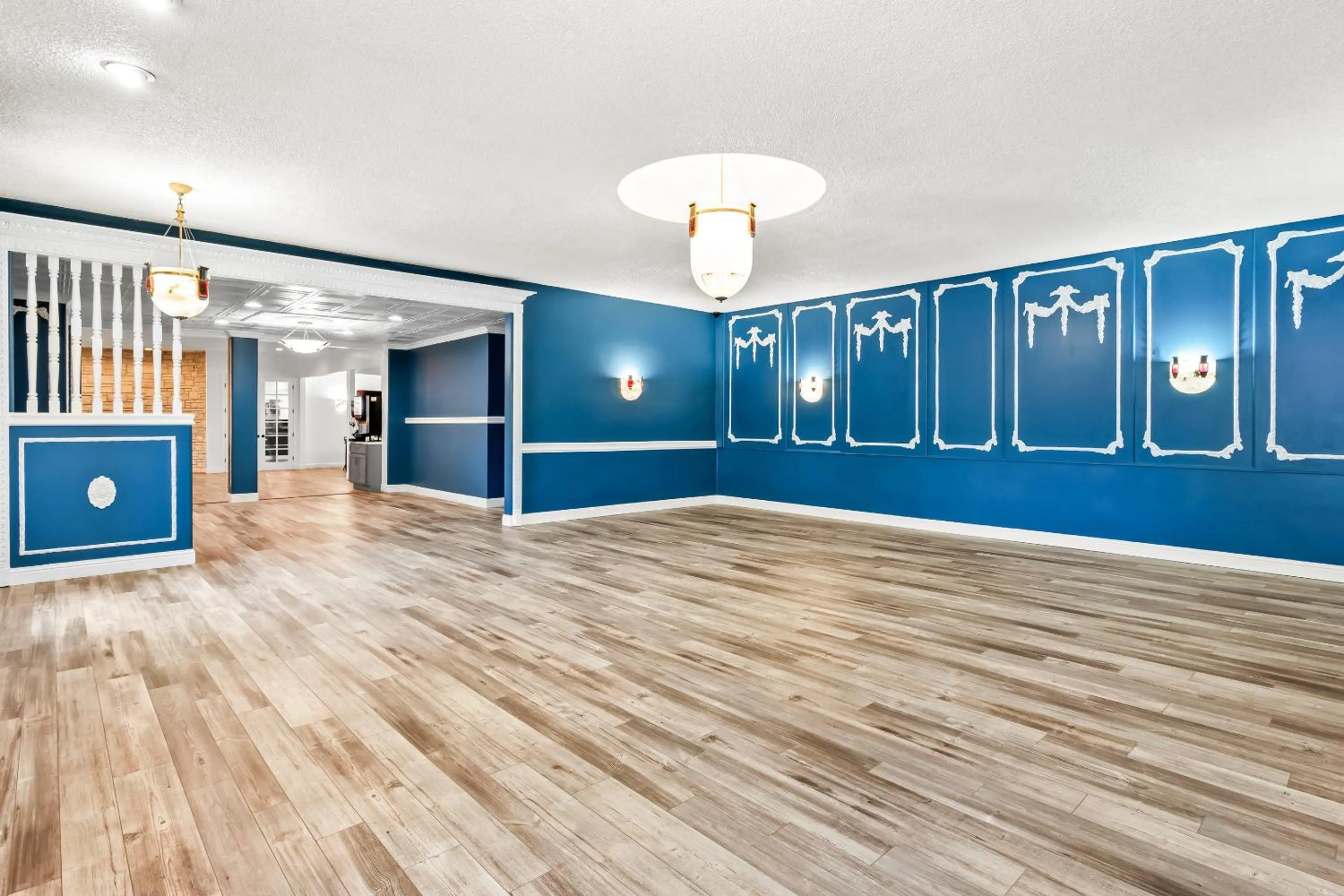 Meeting/conference room in HomeTowne Studios by Red Roof Yuba City Bonanza - Marysville