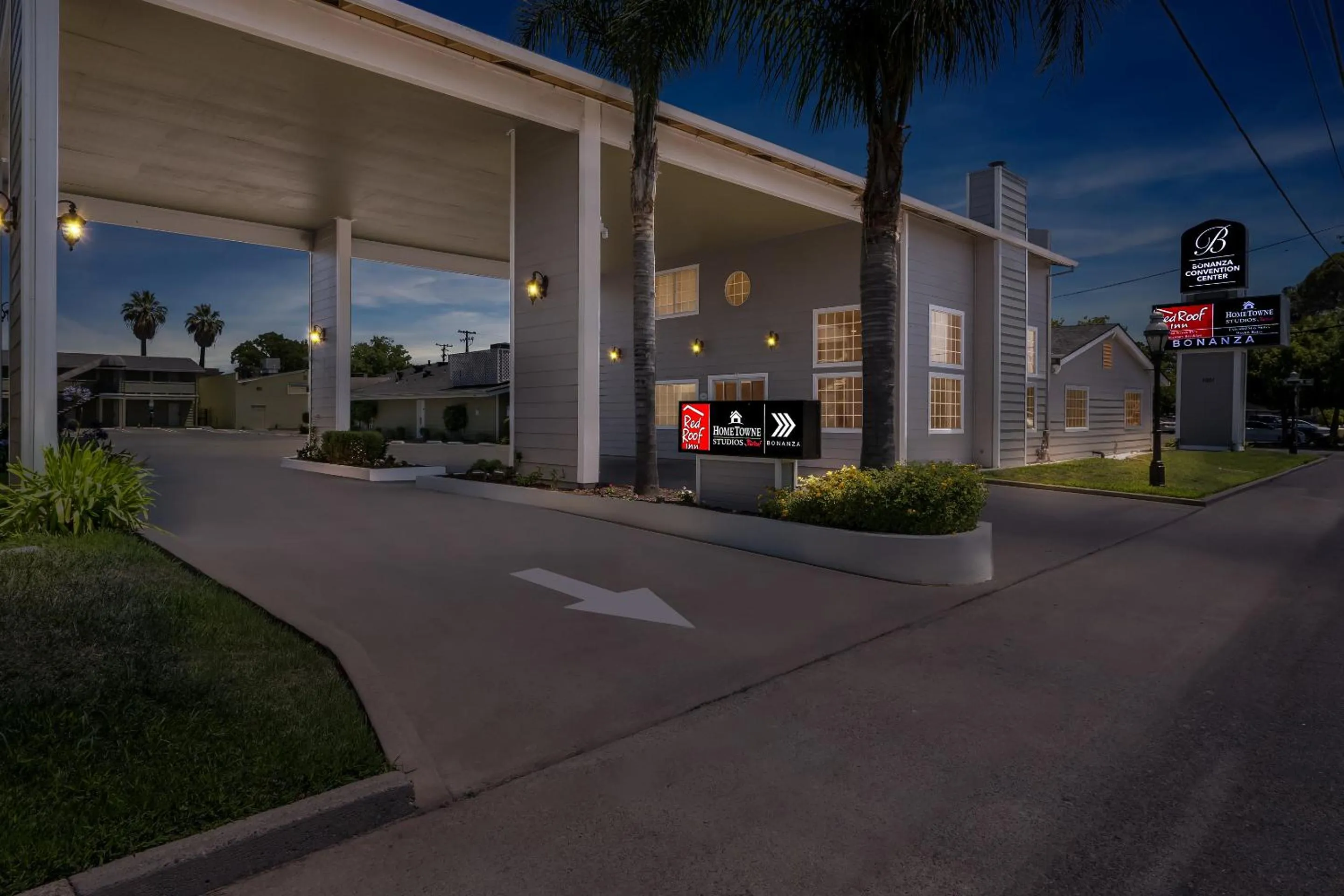 Facade/entrance in HomeTowne Studios by Red Roof Yuba City Bonanza - Marysville