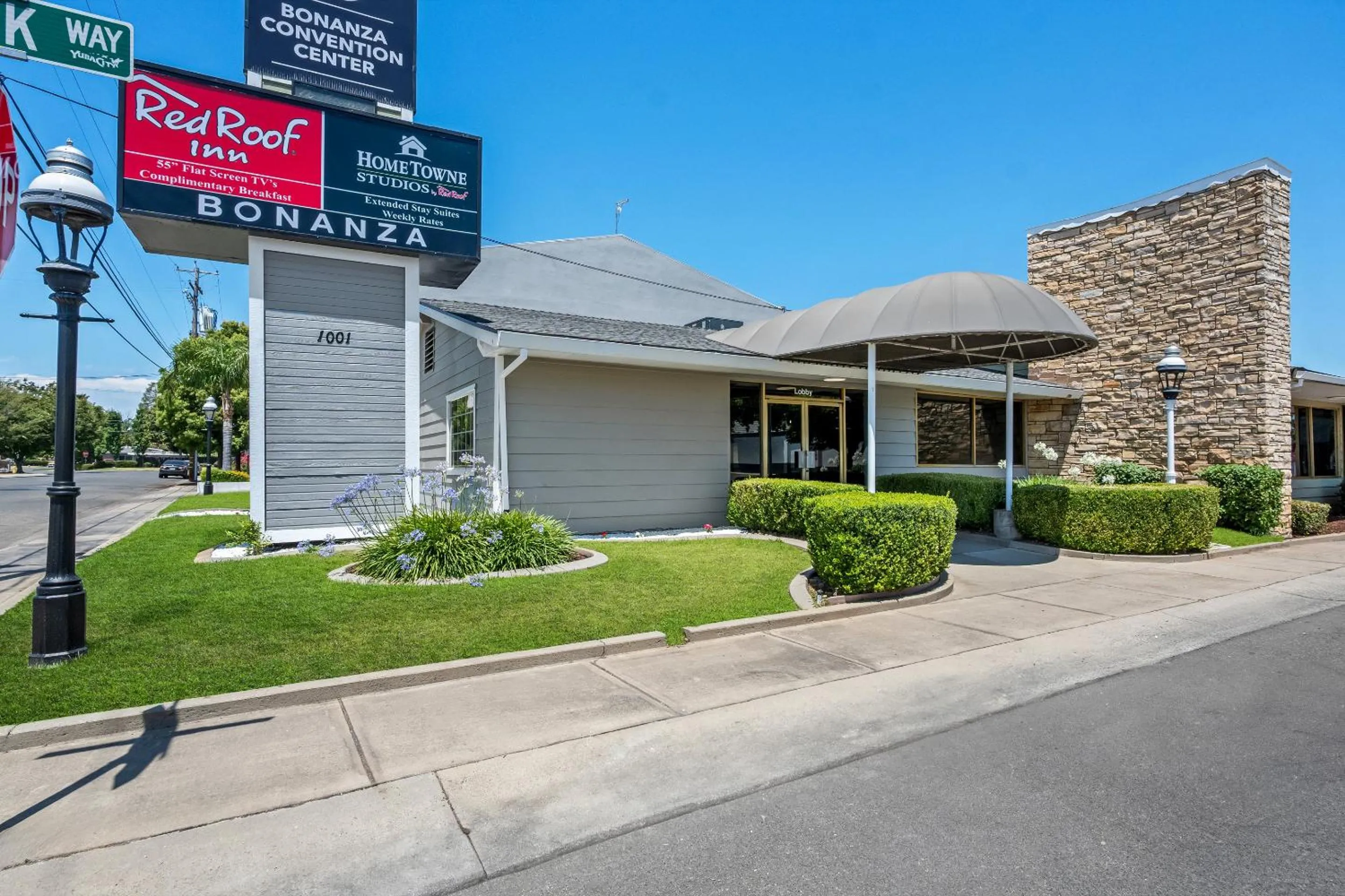 Property building in HomeTowne Studios by Red Roof Yuba City Bonanza - Marysville