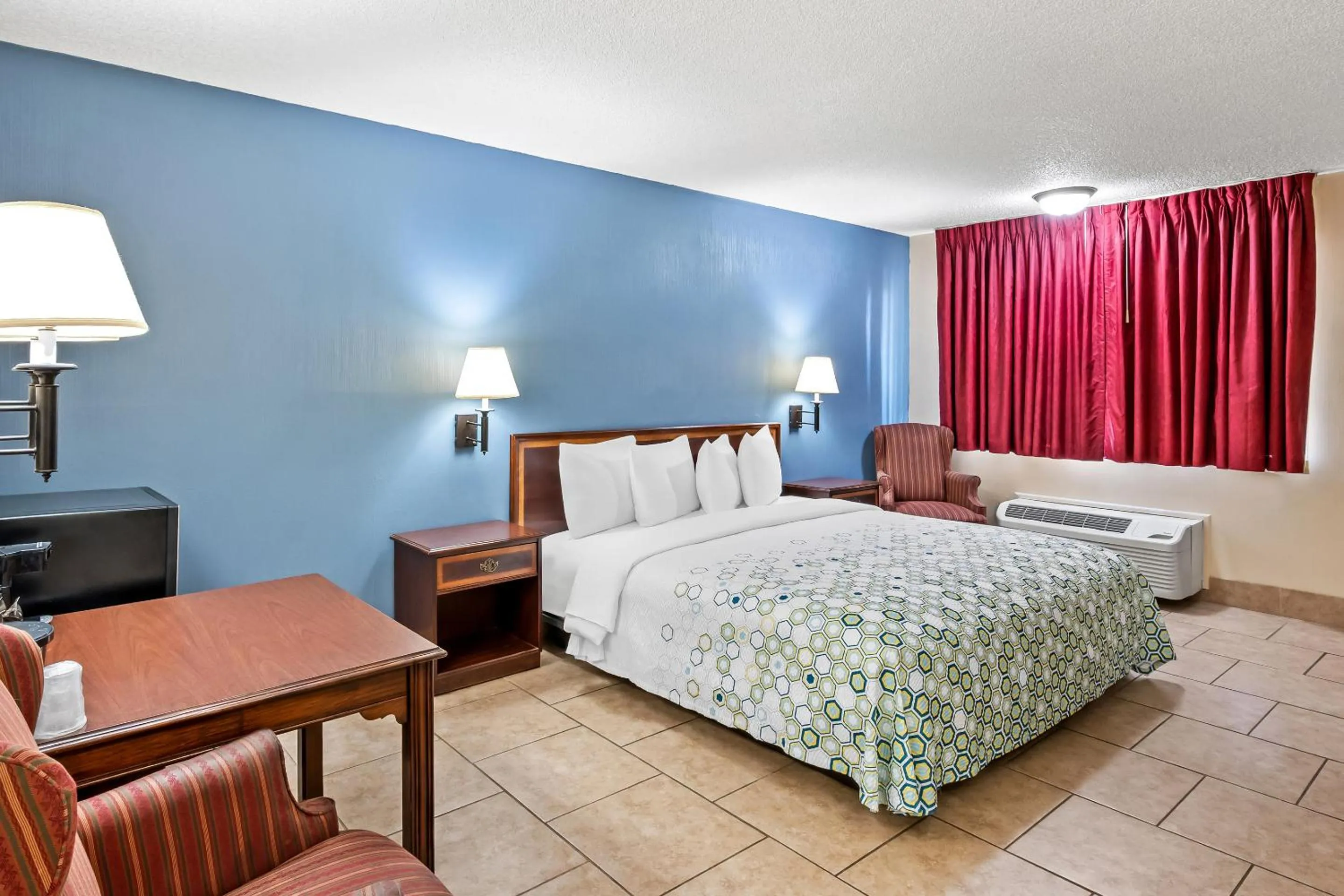 Photo of the whole room, Bed in HomeTowne Studios by Red Roof Yuba City Bonanza - Marysville