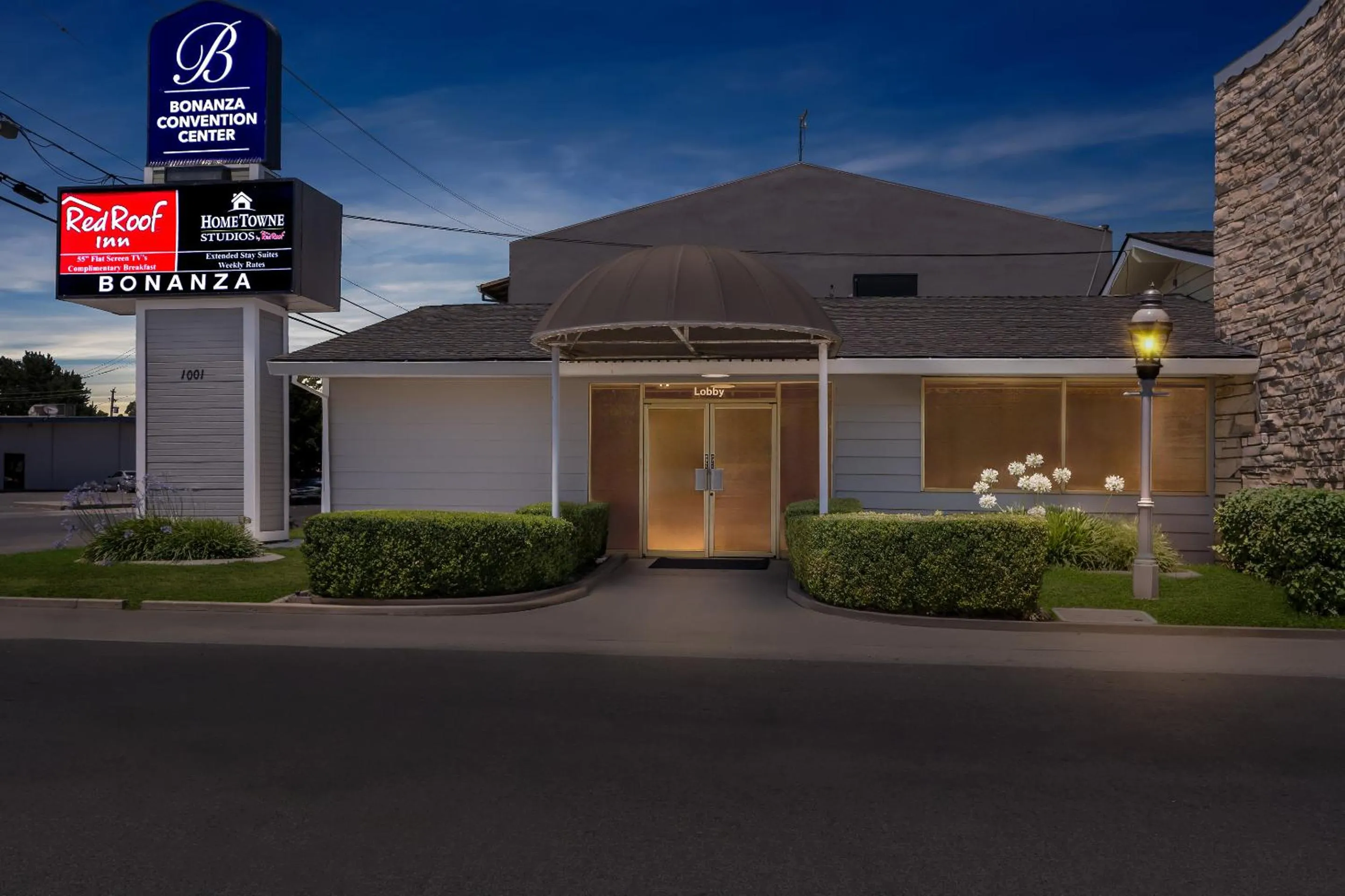 Facade/entrance in HomeTowne Studios by Red Roof Yuba City Bonanza - Marysville