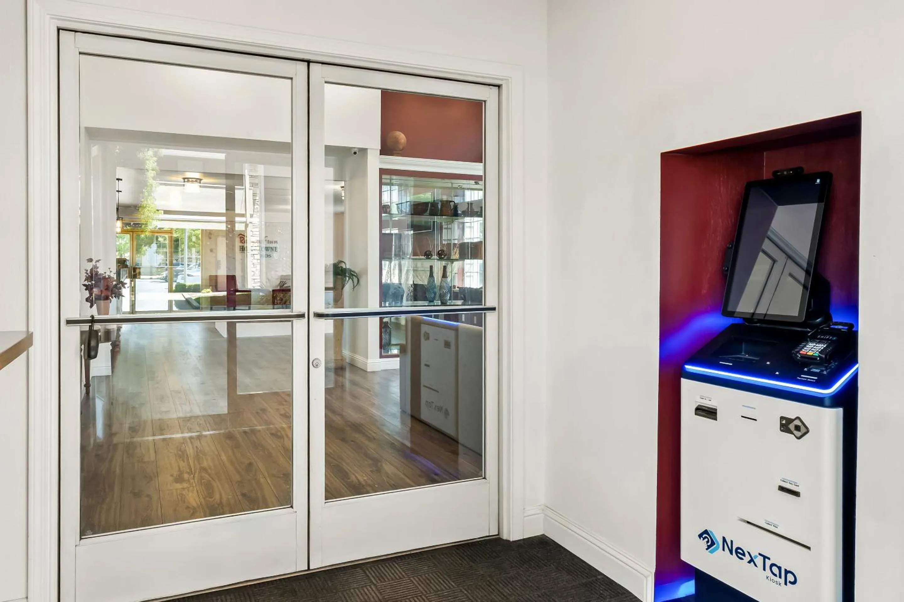 Facade/entrance in HomeTowne Studios by Red Roof Yuba City Bonanza - Marysville