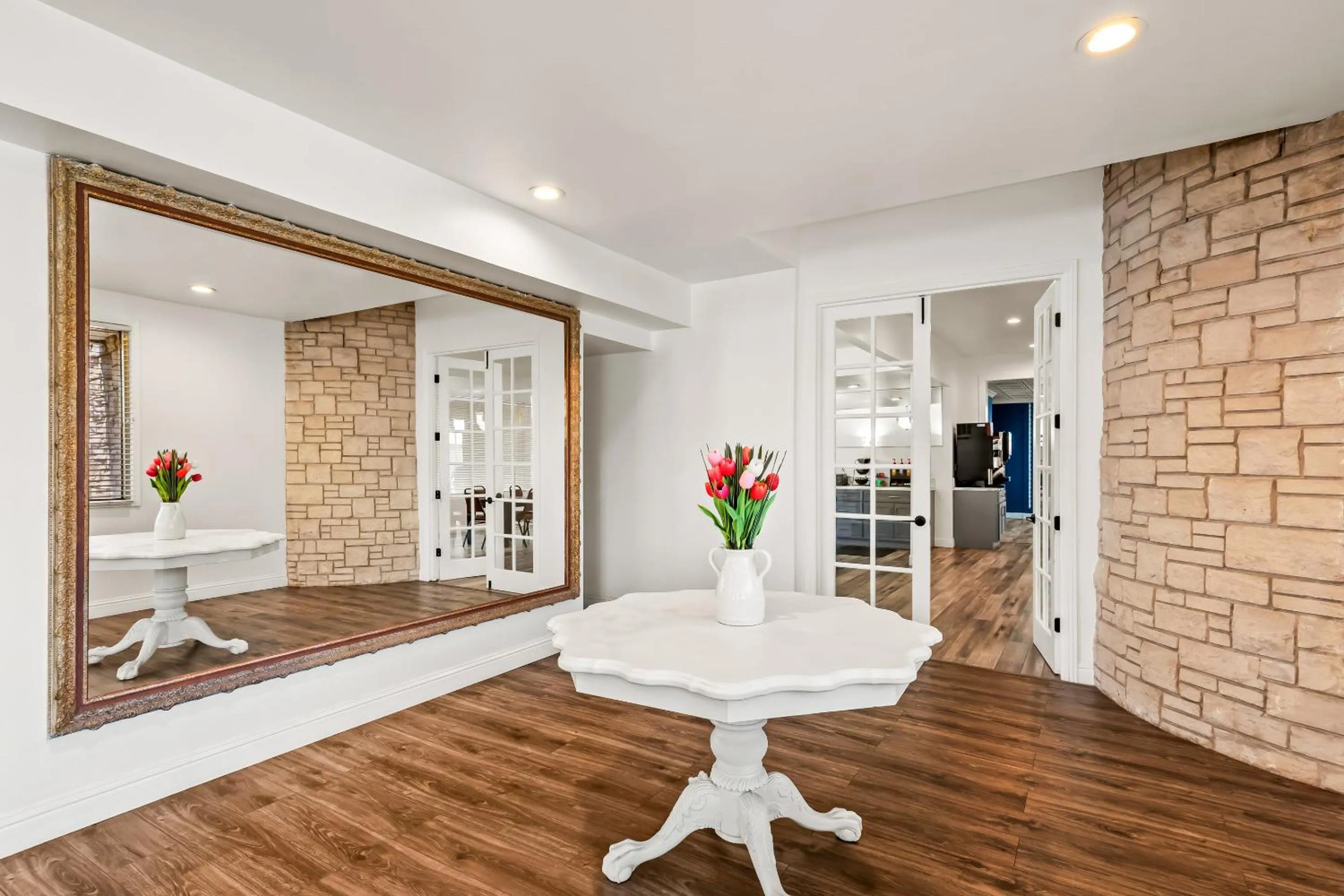 Lobby or reception in HomeTowne Studios by Red Roof Yuba City Bonanza - Marysville