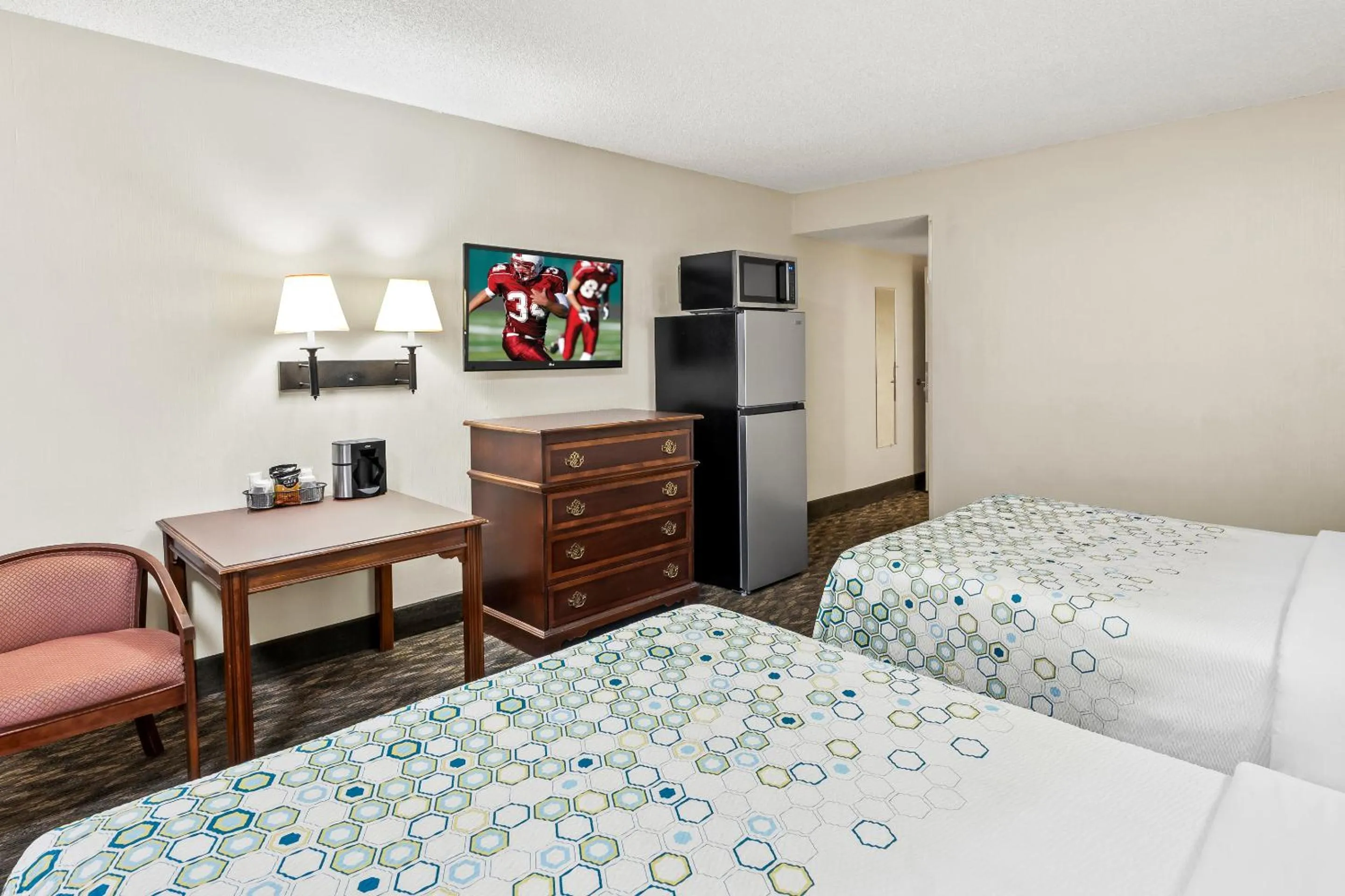 Photo of the whole room, Bed in HomeTowne Studios by Red Roof Yuba City Bonanza - Marysville