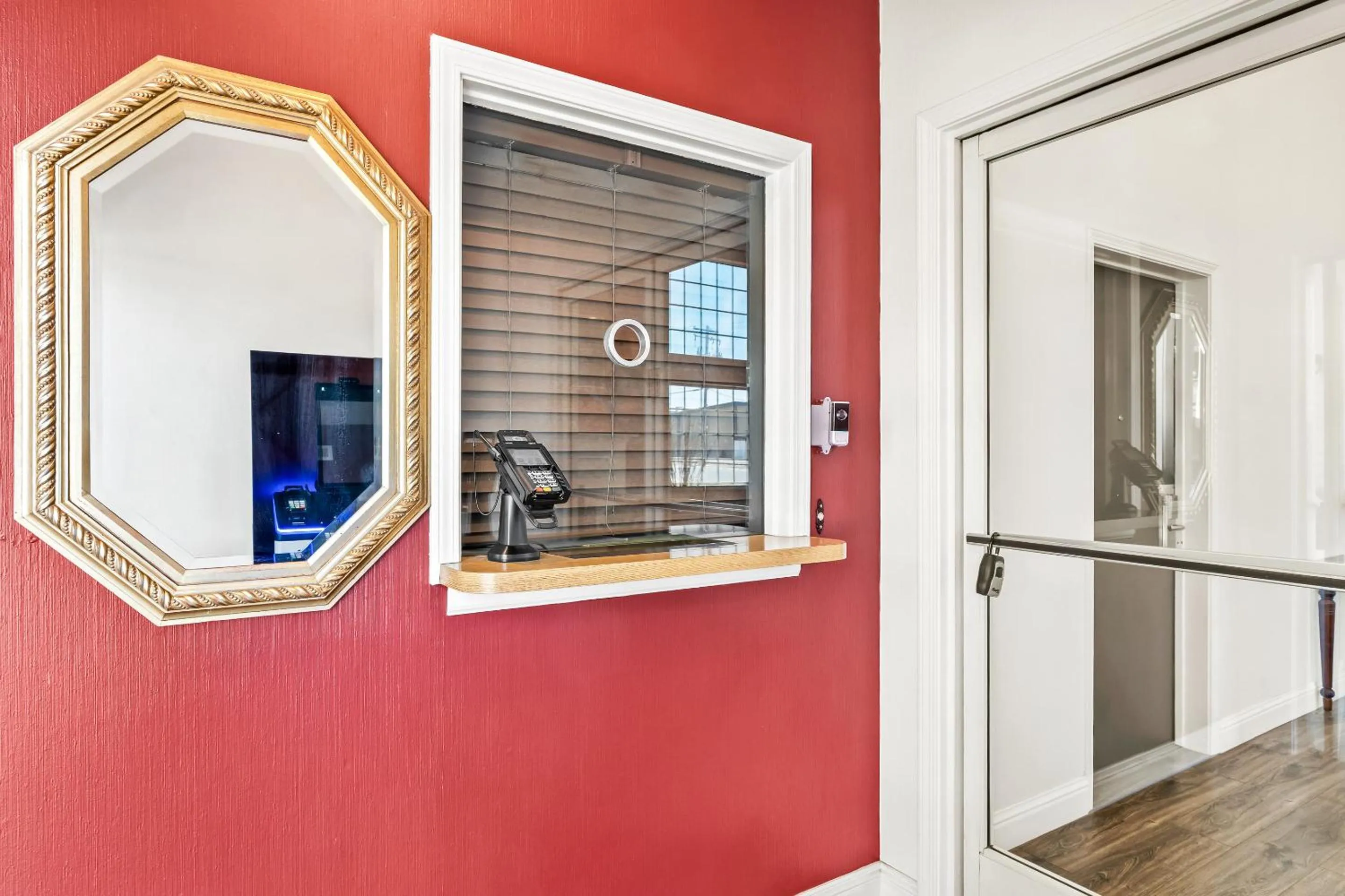 Facade/entrance in HomeTowne Studios by Red Roof Yuba City Bonanza - Marysville