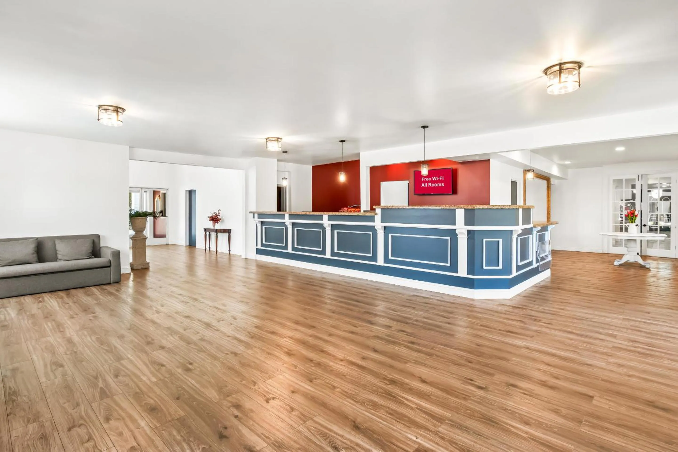 Lobby or reception in HomeTowne Studios by Red Roof Yuba City Bonanza - Marysville