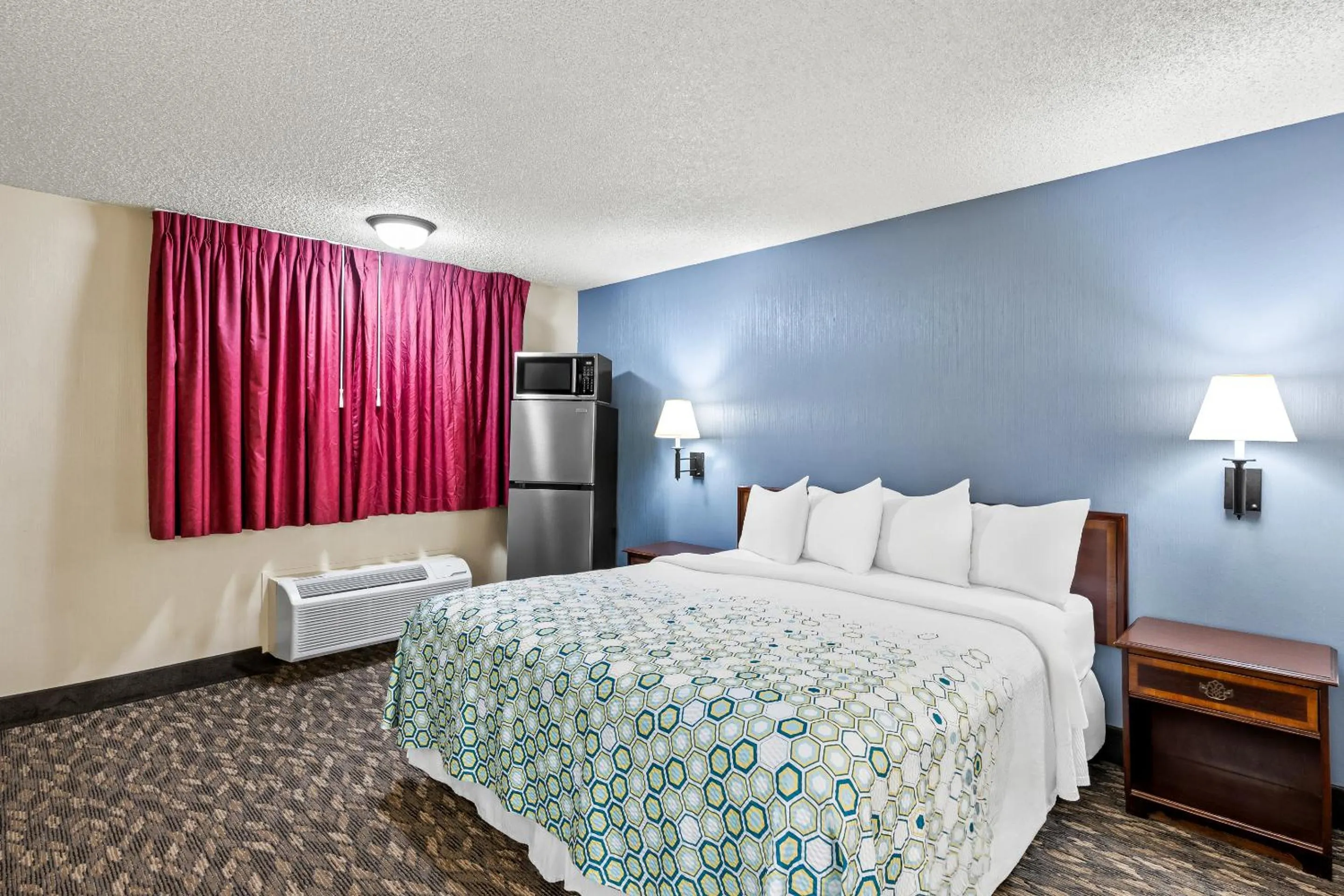 Photo of the whole room, Bed in HomeTowne Studios by Red Roof Yuba City Bonanza - Marysville