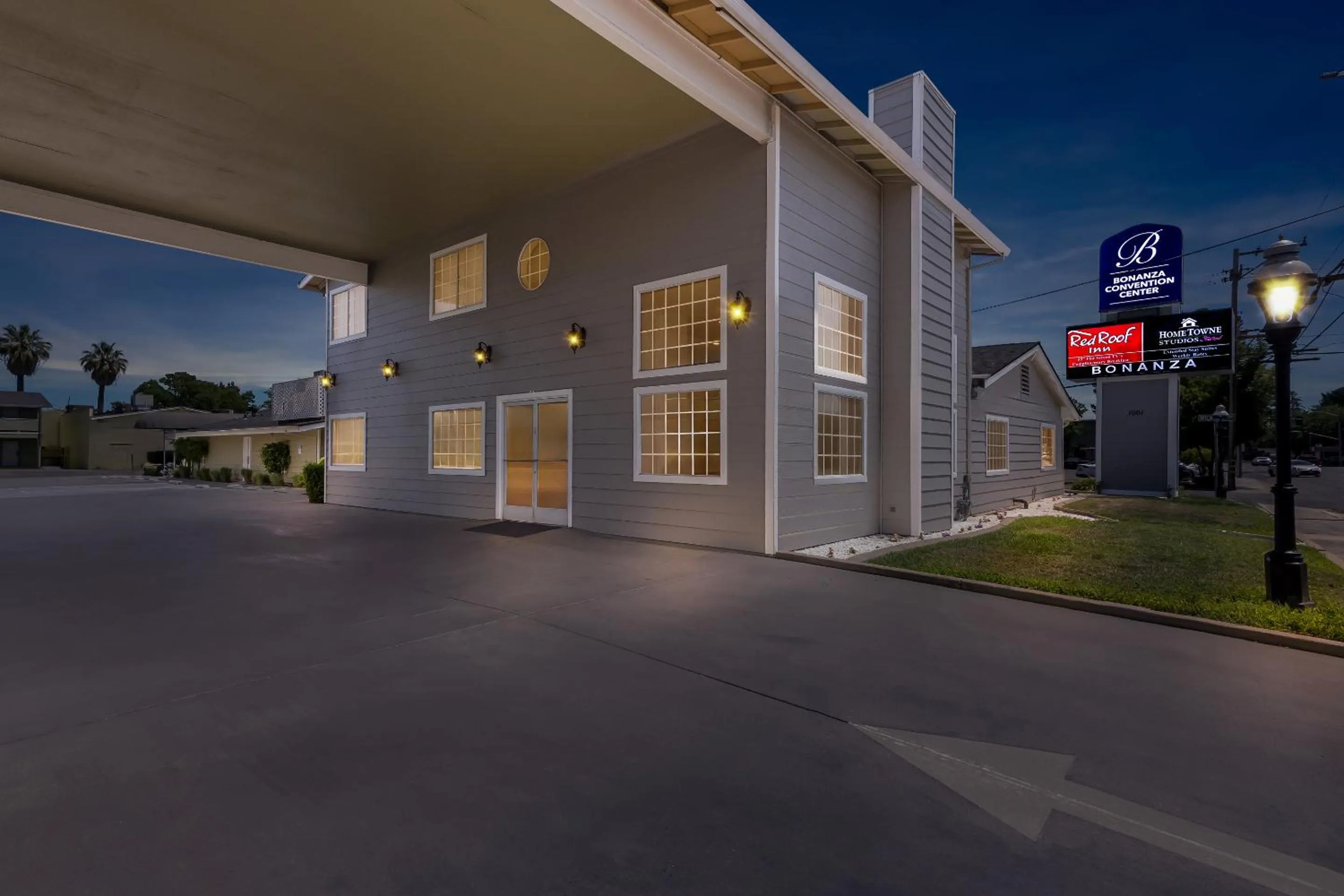 Facade/entrance in HomeTowne Studios by Red Roof Yuba City Bonanza - Marysville