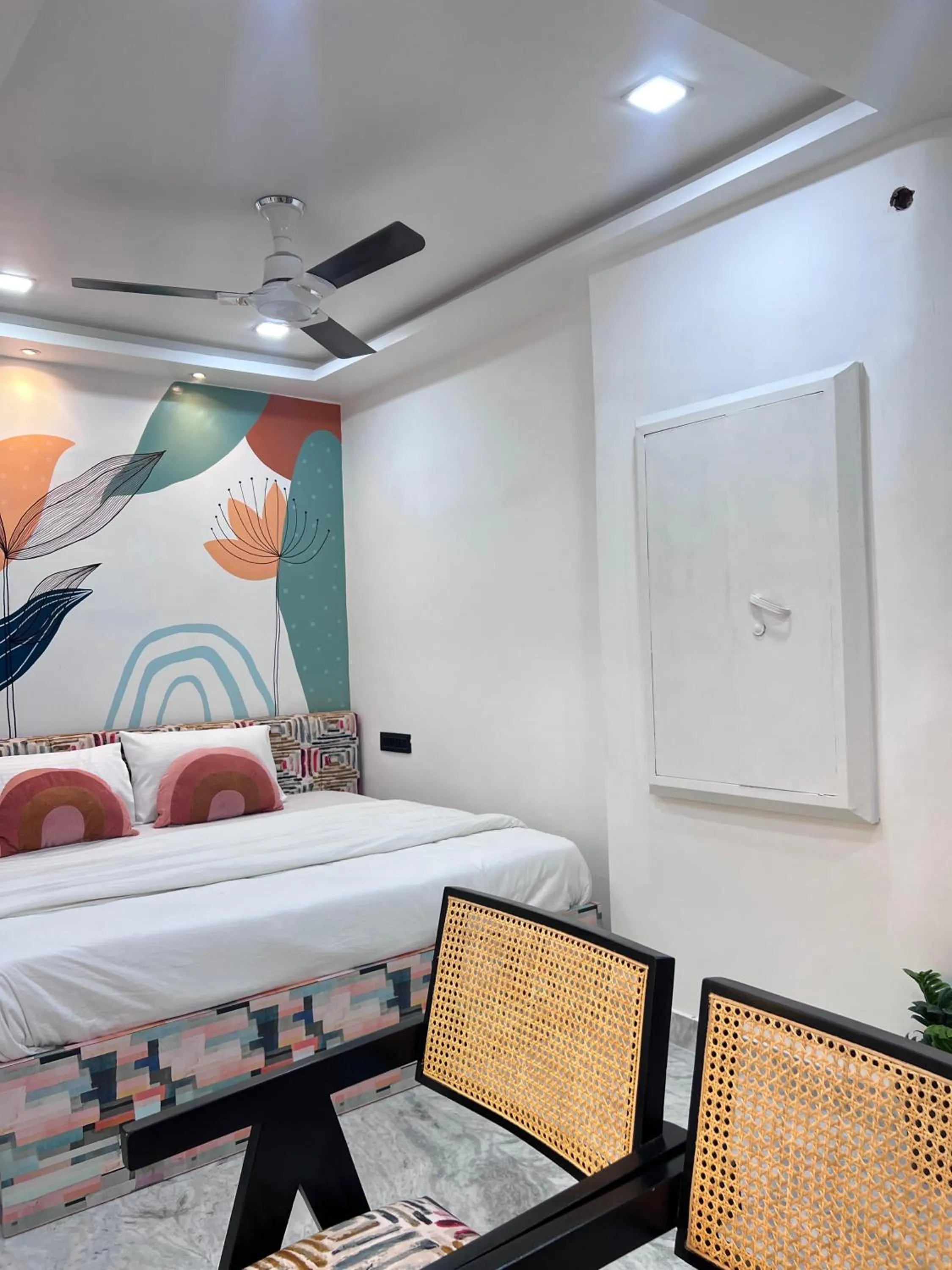 Seating area, Bed in 3 Raahi Udaipur