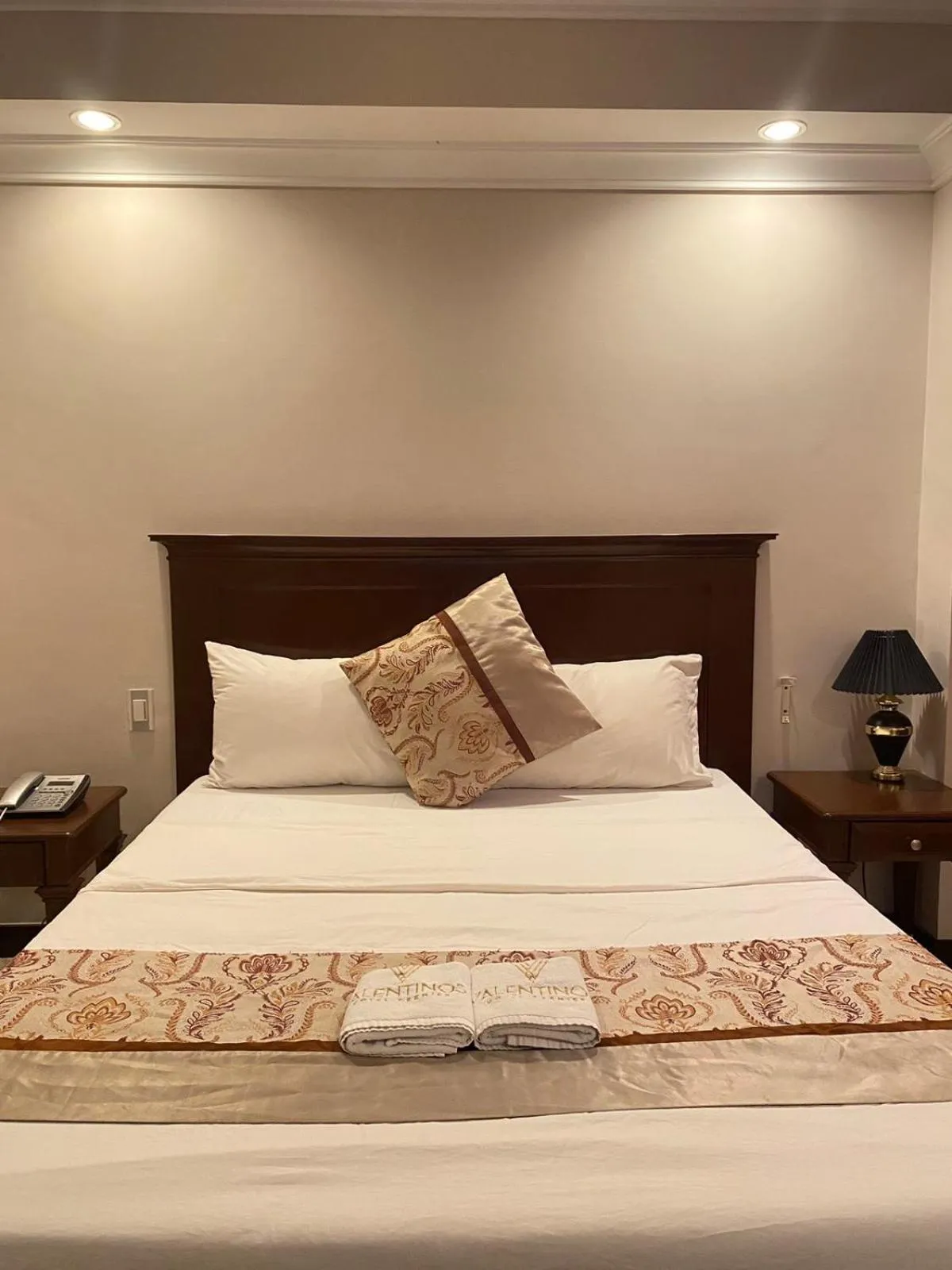 Bedroom, Bed in Valentino's Hotel