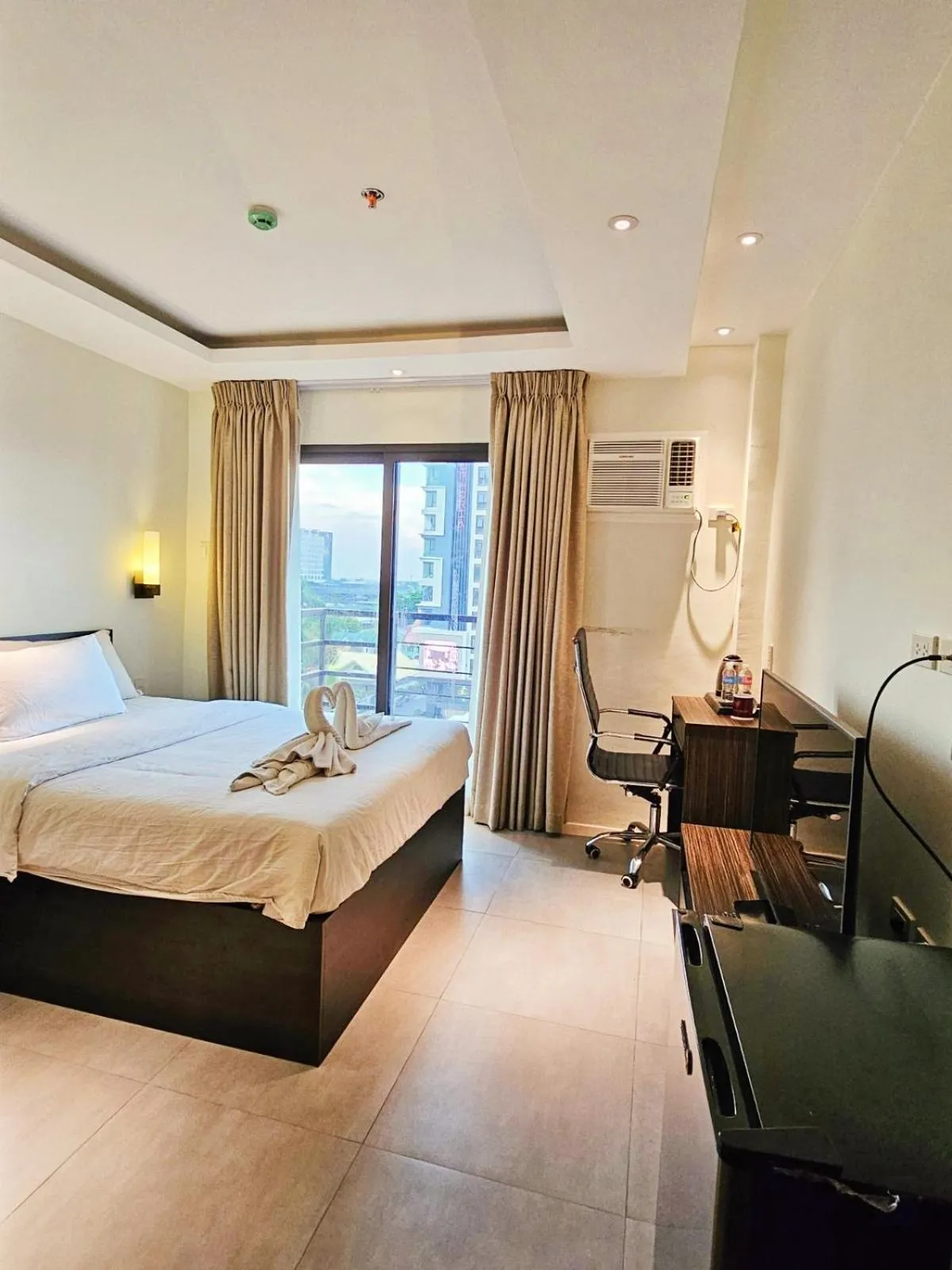 Photo of the whole room, Bed in Valentino's Hotel