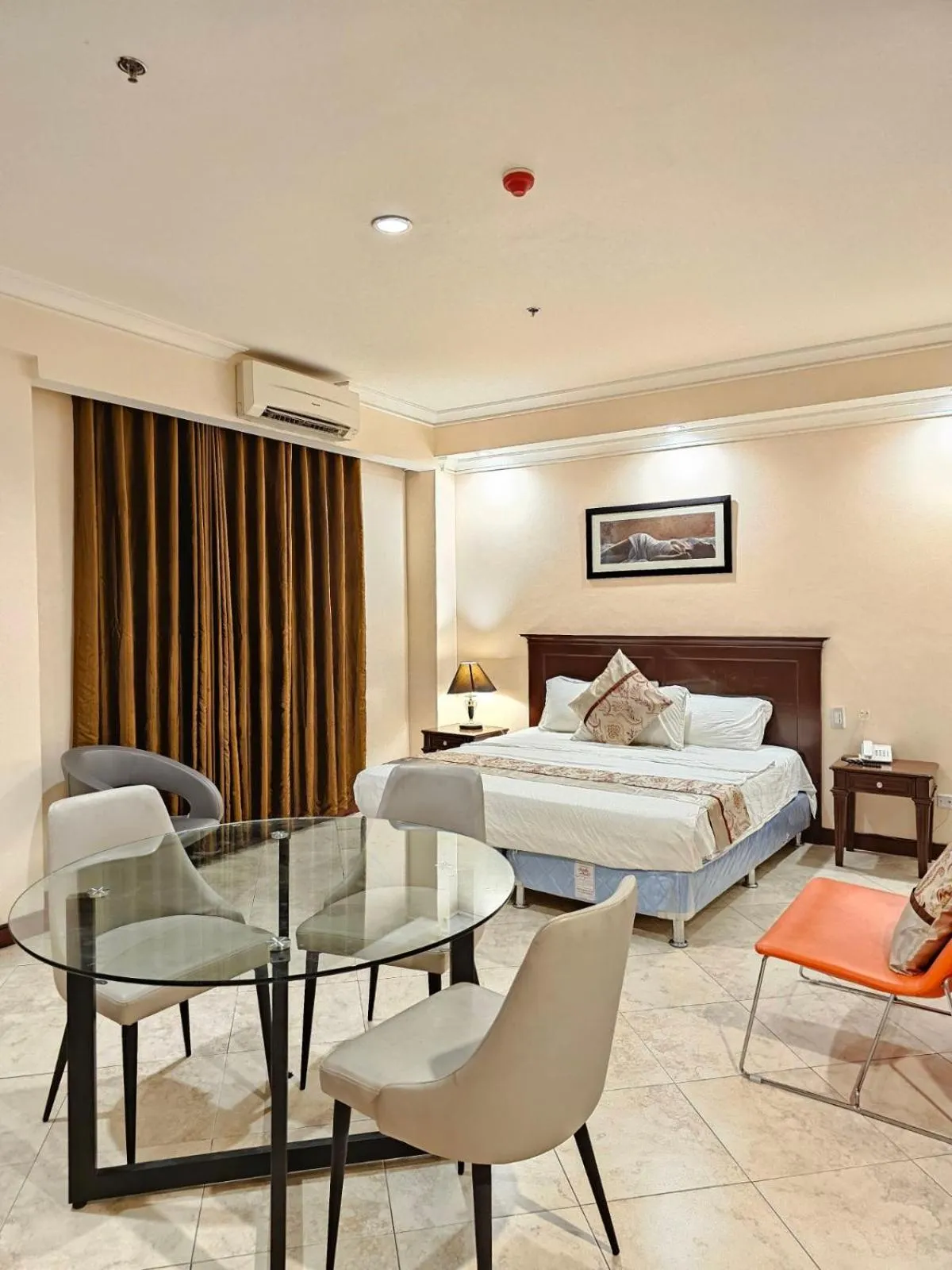 Photo of the whole room, Bed in Valentino's Hotel