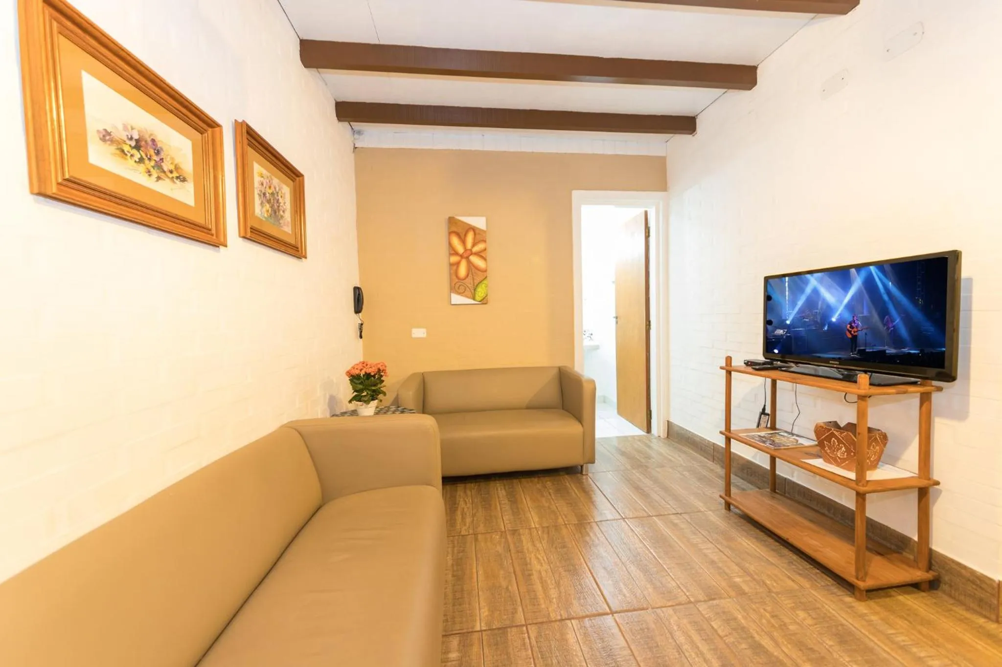 Communal lounge/ TV room in La Vita Pousada de Charme