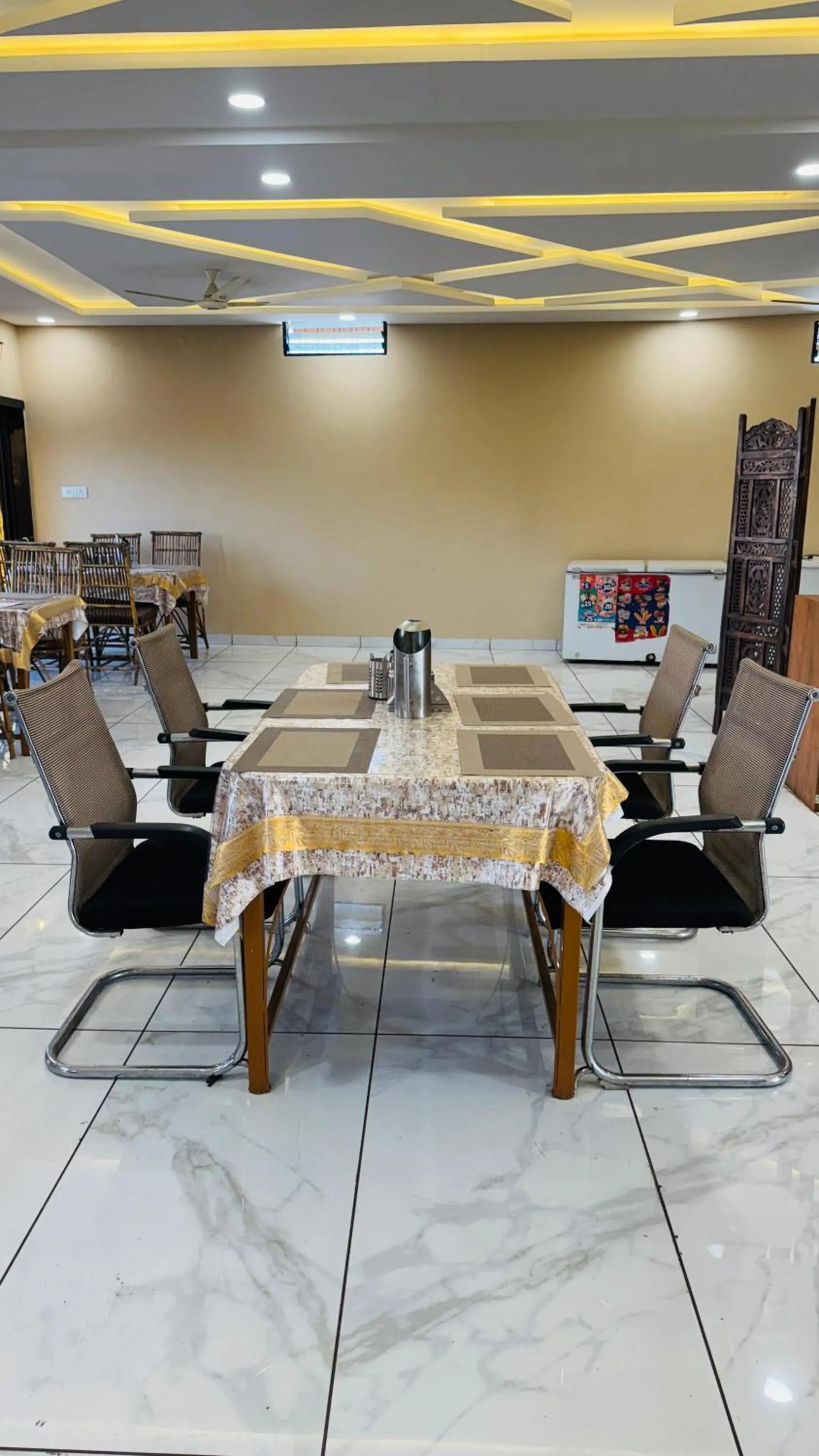 Restaurant/places to eat in Hotel Ratnam Palace Maheshwar