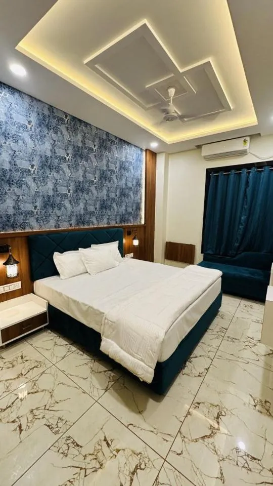 Photo of the whole room, Bed in Hotel Ratnam Palace Maheshwar