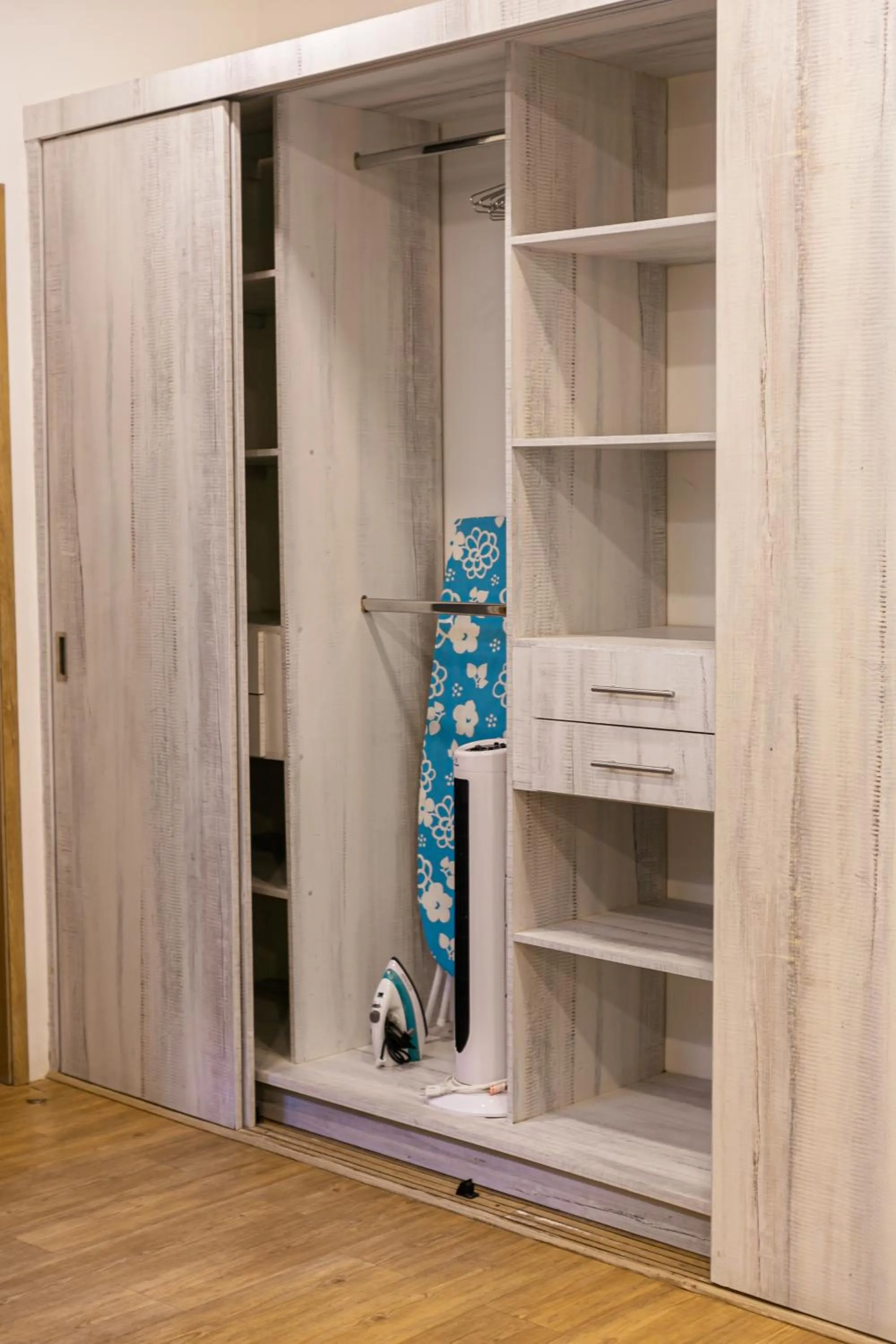 wardrobe in Cartagena Suites de Manga