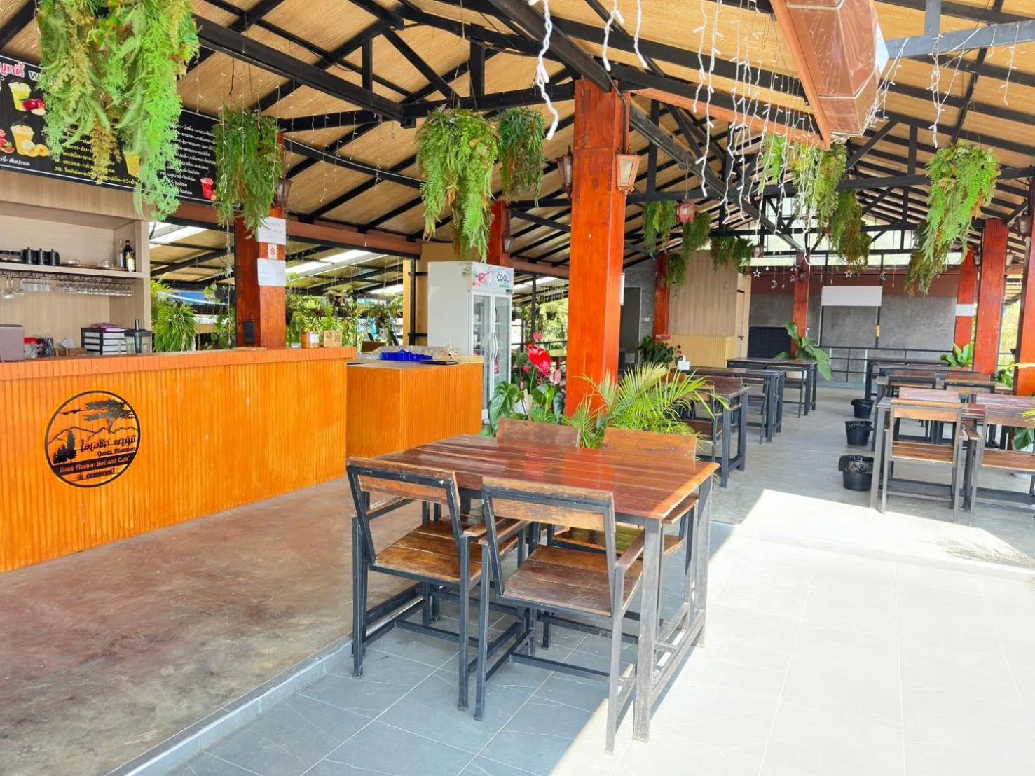 Restaurant/places to eat in Oasis Phamee