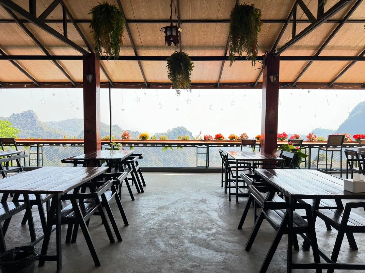 Restaurant/places to eat in Oasis Phamee