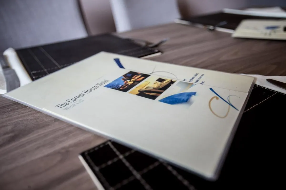 Restaurant/places to eat, Bed in Corner House Hotel Gatwick with bookable Holiday parking