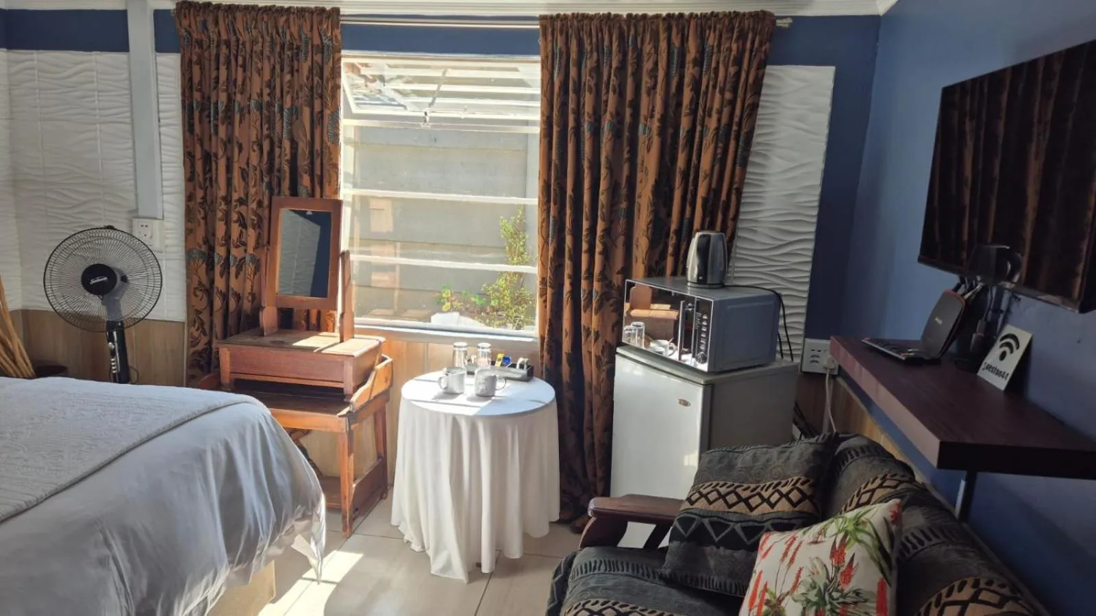 Bed in 44 on Ennis Guest Lodge and Restaurant -