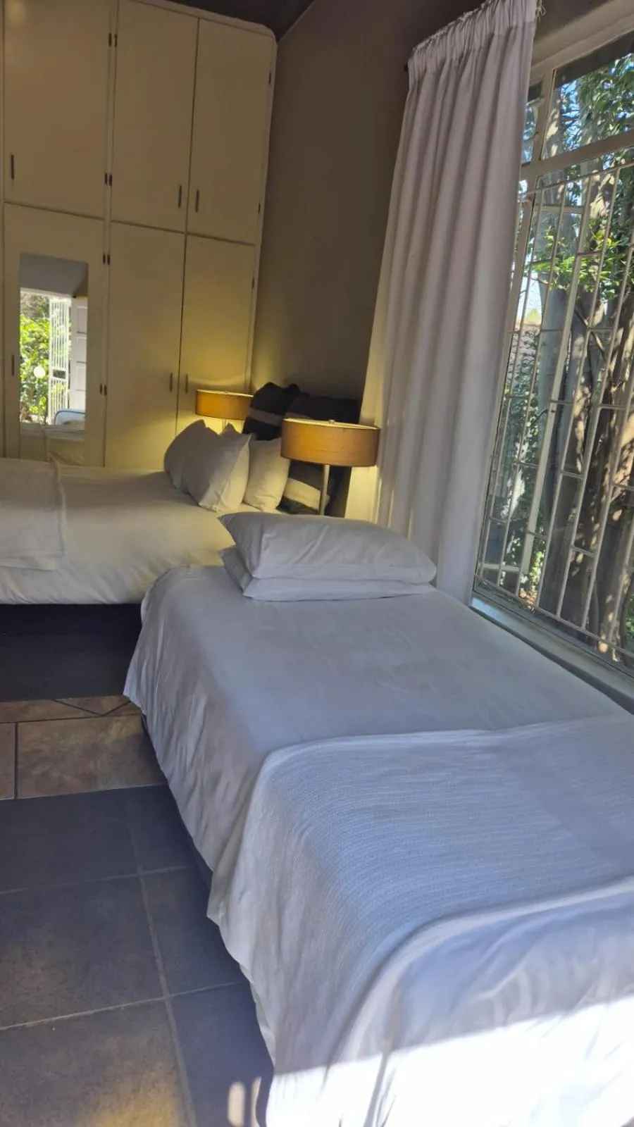 Bed in 44 on Ennis Guest Lodge and Restaurant -