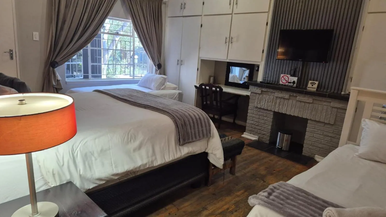 Bed in 44 on Ennis Guest Lodge and Restaurant -